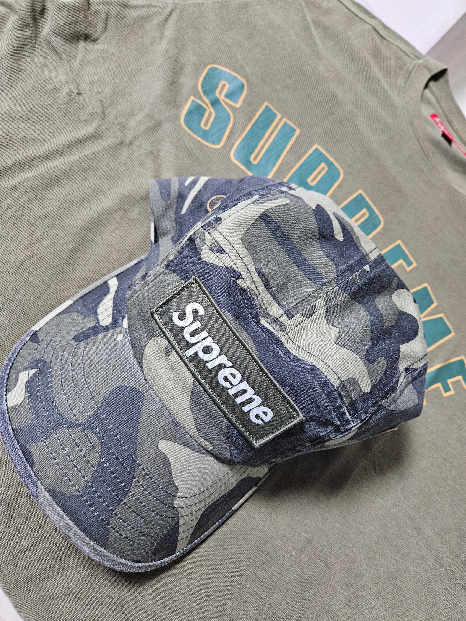 Supreme Military Camp Cap Olive Camo - 23SS, Supreme Cracked Arc S/S Top Olive - 24SS 착용 스타일 - 2