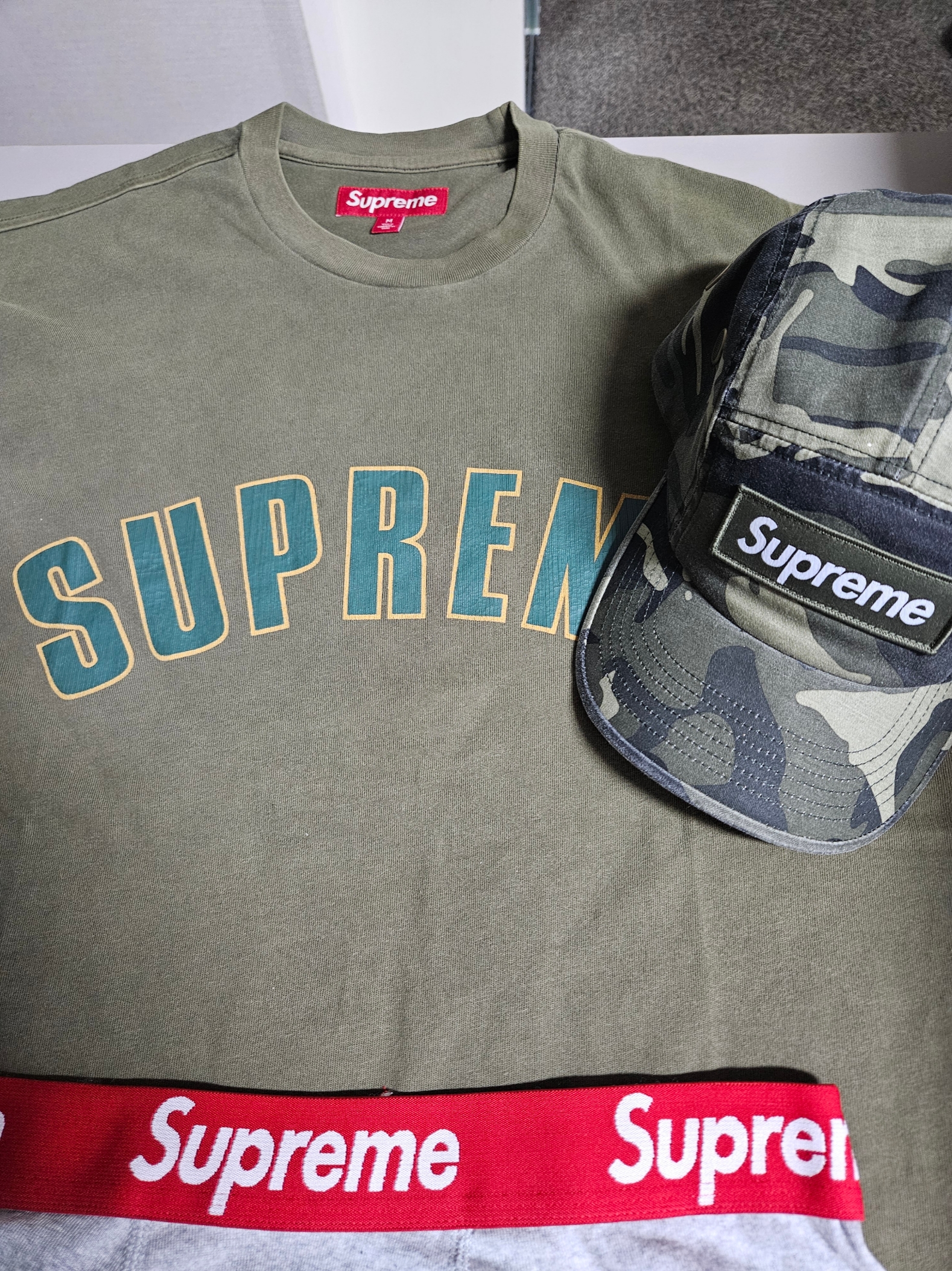 Supreme Military Camp Cap Olive Camo - 23SS, Supreme Cracked Arc S/S Top Olive - 24SS 착용 스타일 - 6