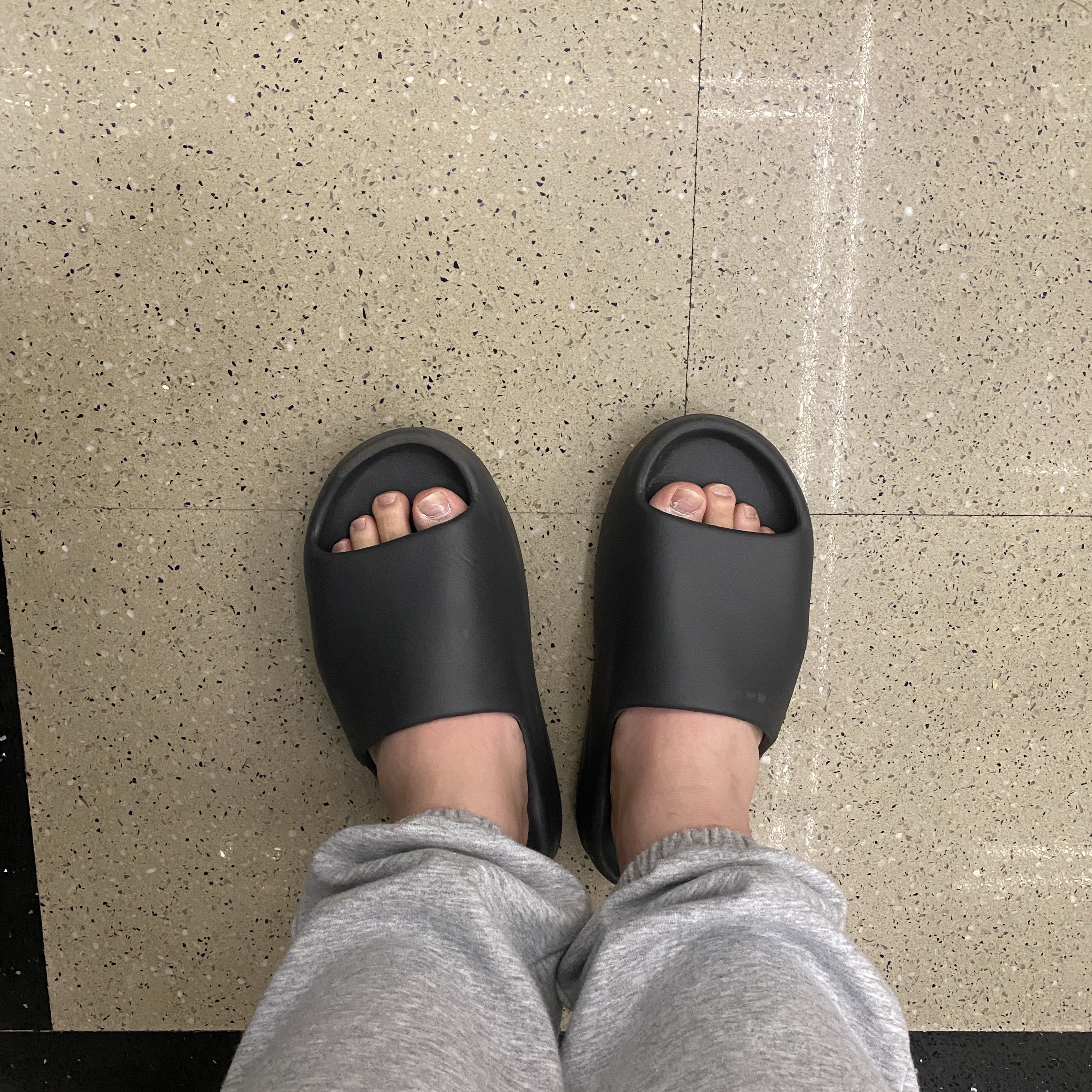 Adidas Yeezy Slide Onyx 착용 스타일