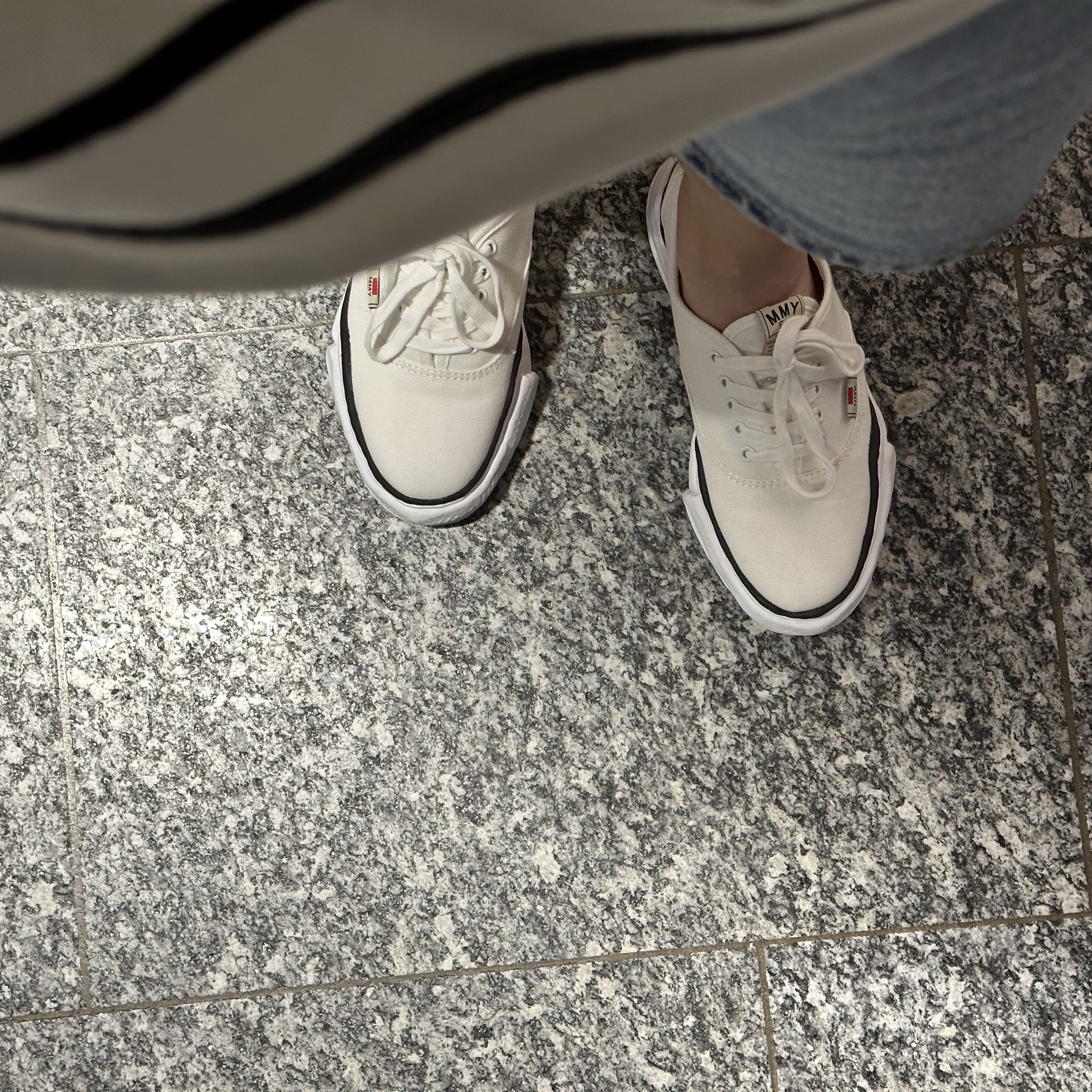 Maison Mihara Yasuhiro Peterson OG Sole Canvas Low Sneakers Black, Maison Mihara Yasuhiro Baker OG Sole Canvas Low Cut Sneakers White 착용 스타일 - 2