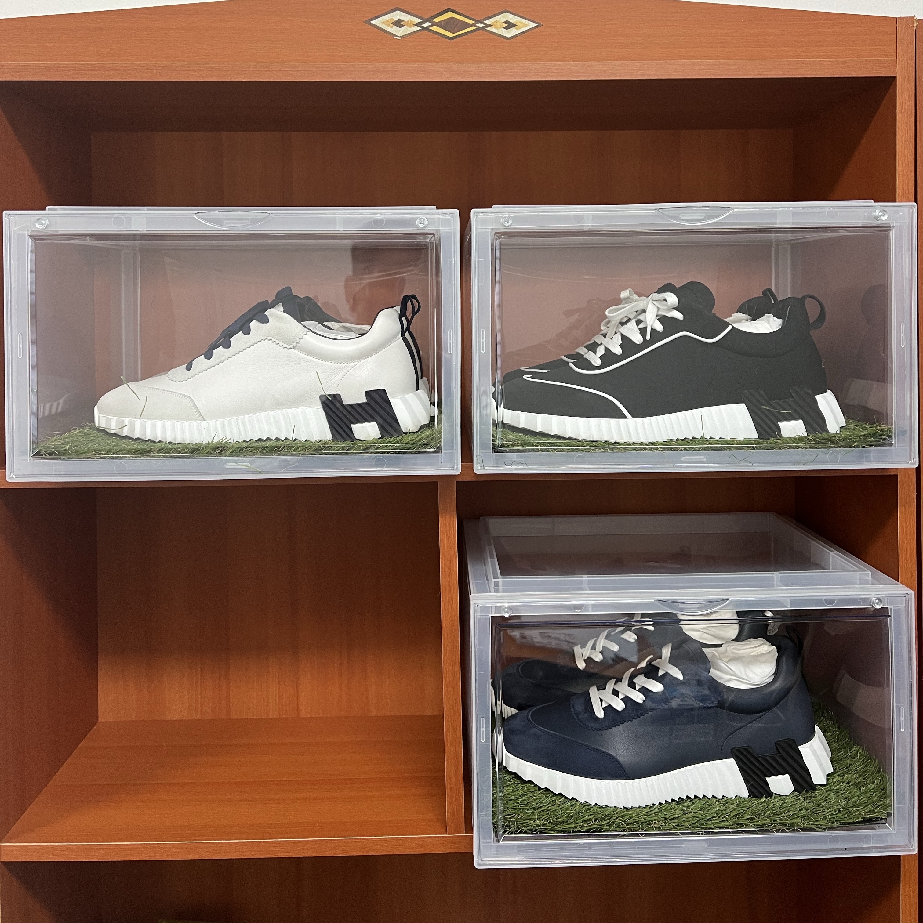 Hermes Bouncing Sneakers Calfskin Suede Goatskin & Bleu Celeste 착용 스타일