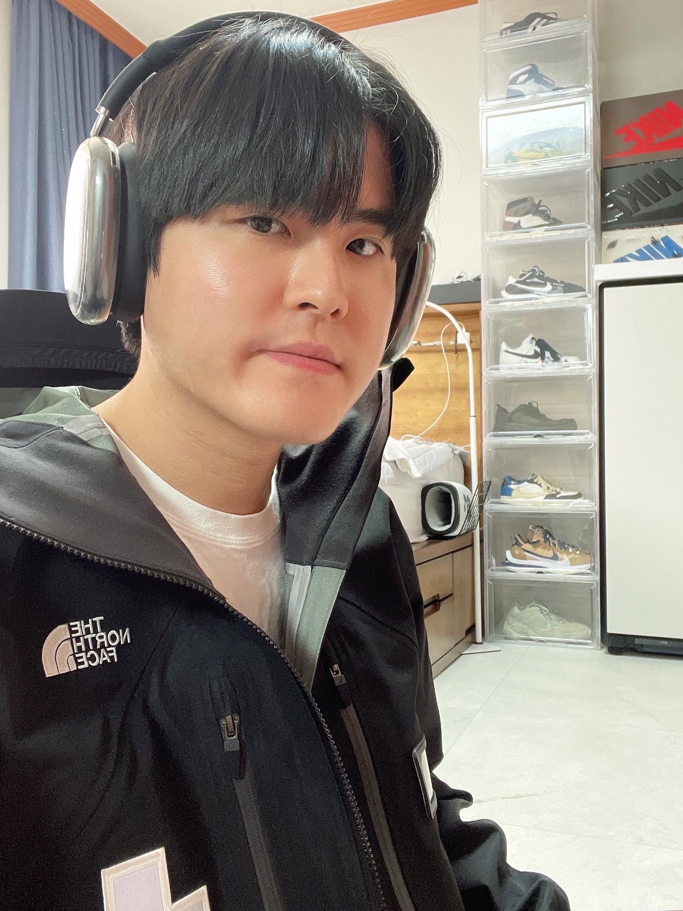 Apple AirPods Max Lightning Space Gray (Korean Ver.), Supreme x The North Face Summit Series Rescue Mountain Pro Jacket Black - 22SS 착용 스타일