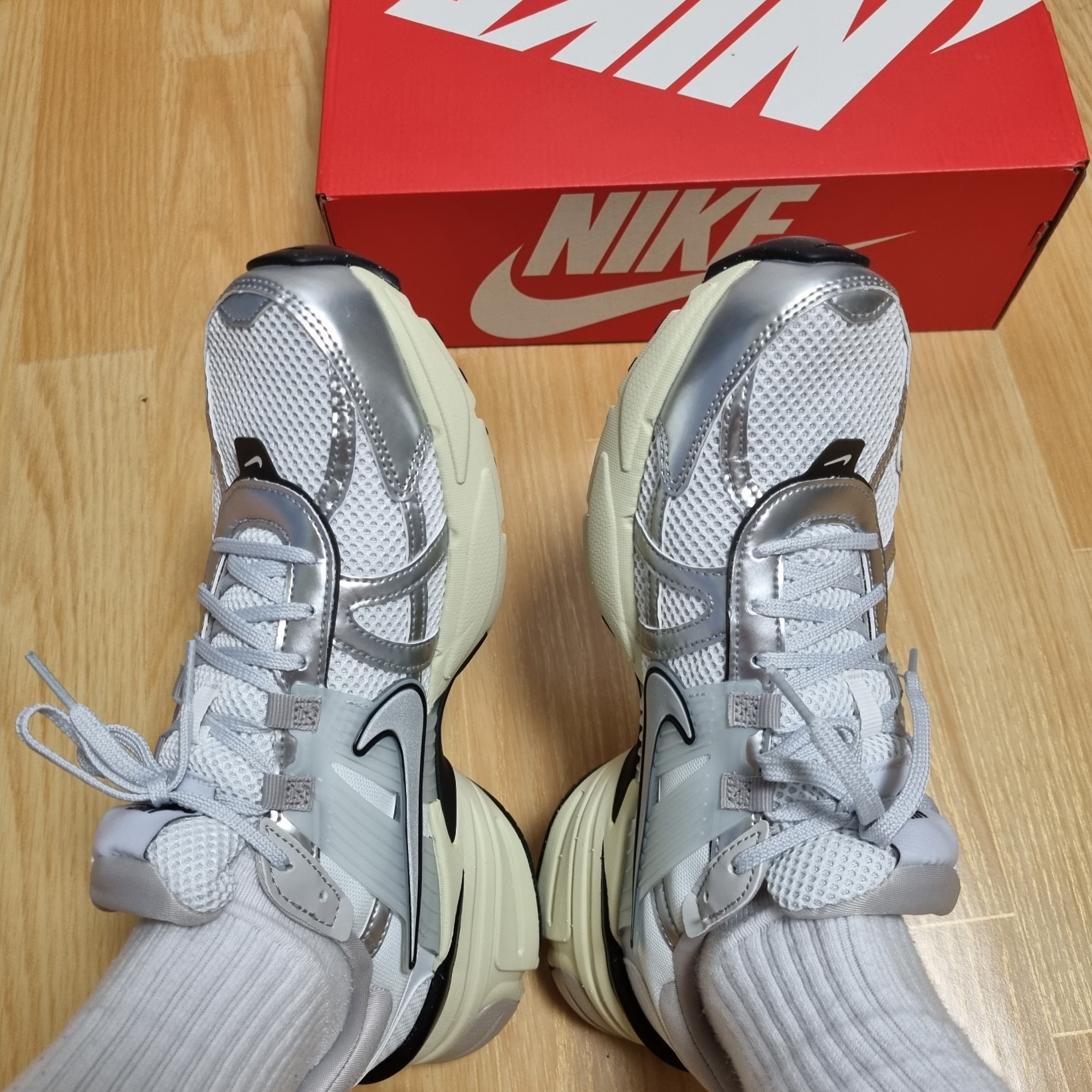 Nike V2K Run Summit White Metallic Silver 착용 스타일 - 2