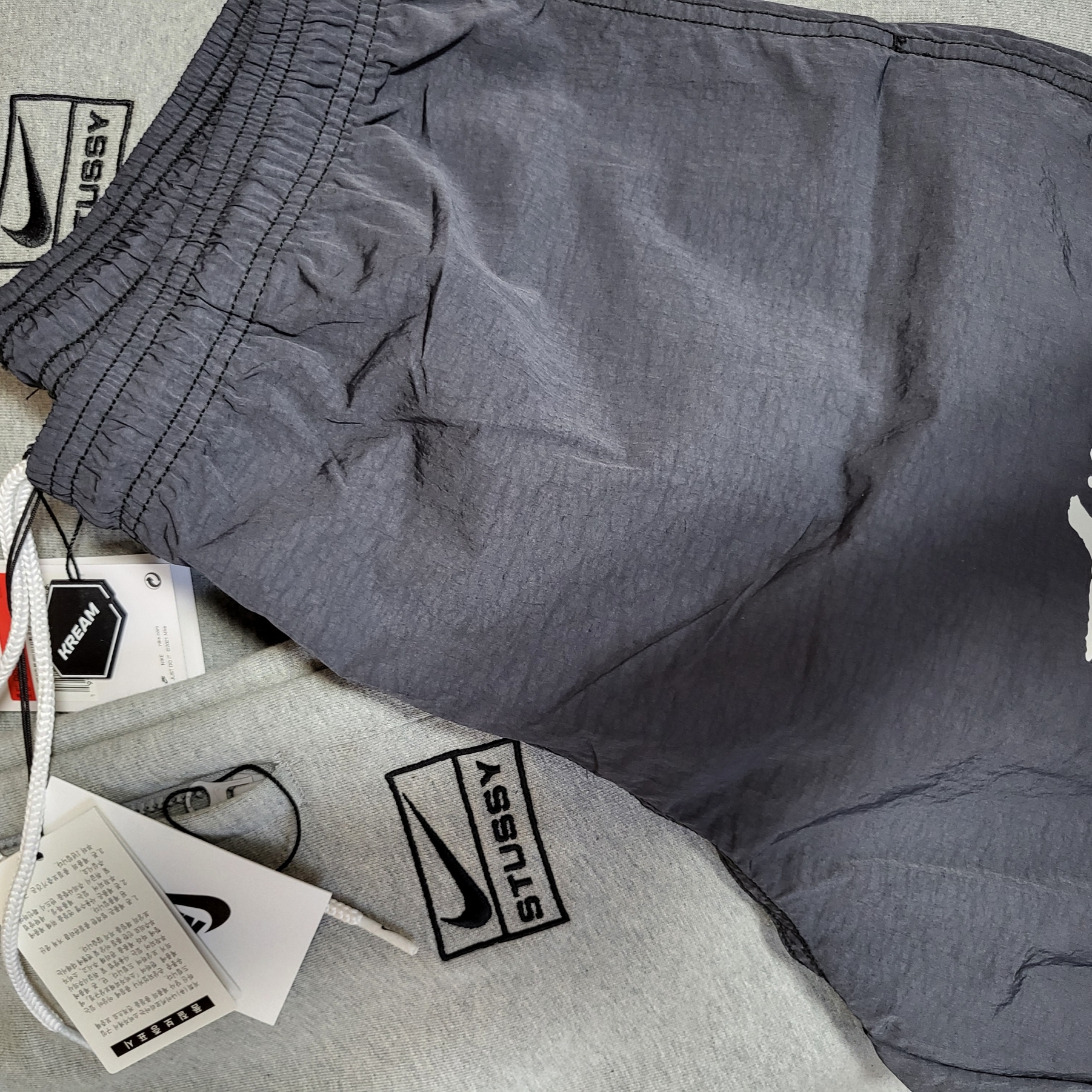 Nike x Stussy NRG Fleece Crewneck Dark Grey Heather (DO9337-063), Nike x Stussy NRG Fleece Pants Dark Grey Heather (DO9340-063) 착용 스타일