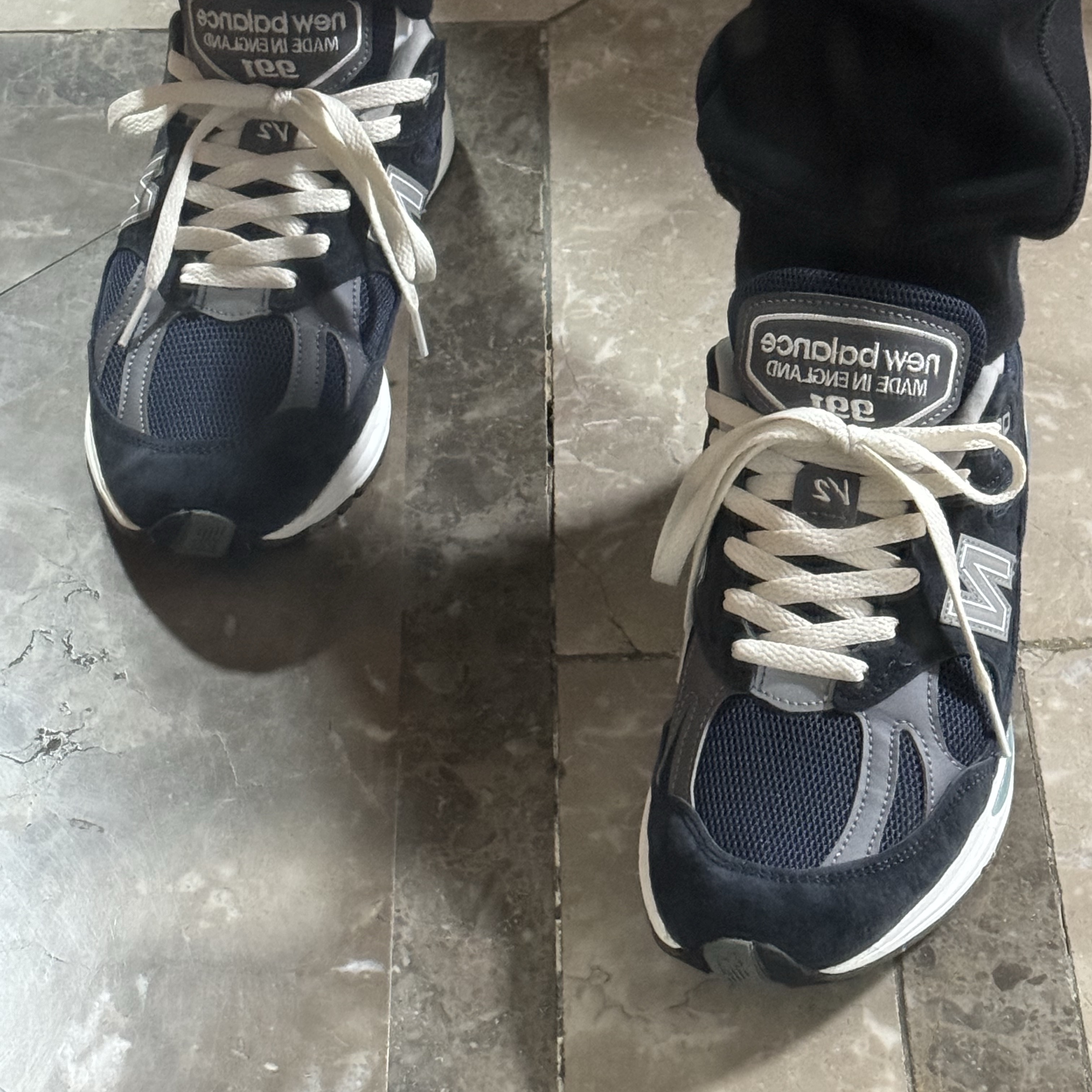 New Balance 991v2 Made in UK Dark Navy Smoked Pearl 착용 스타일 - 5