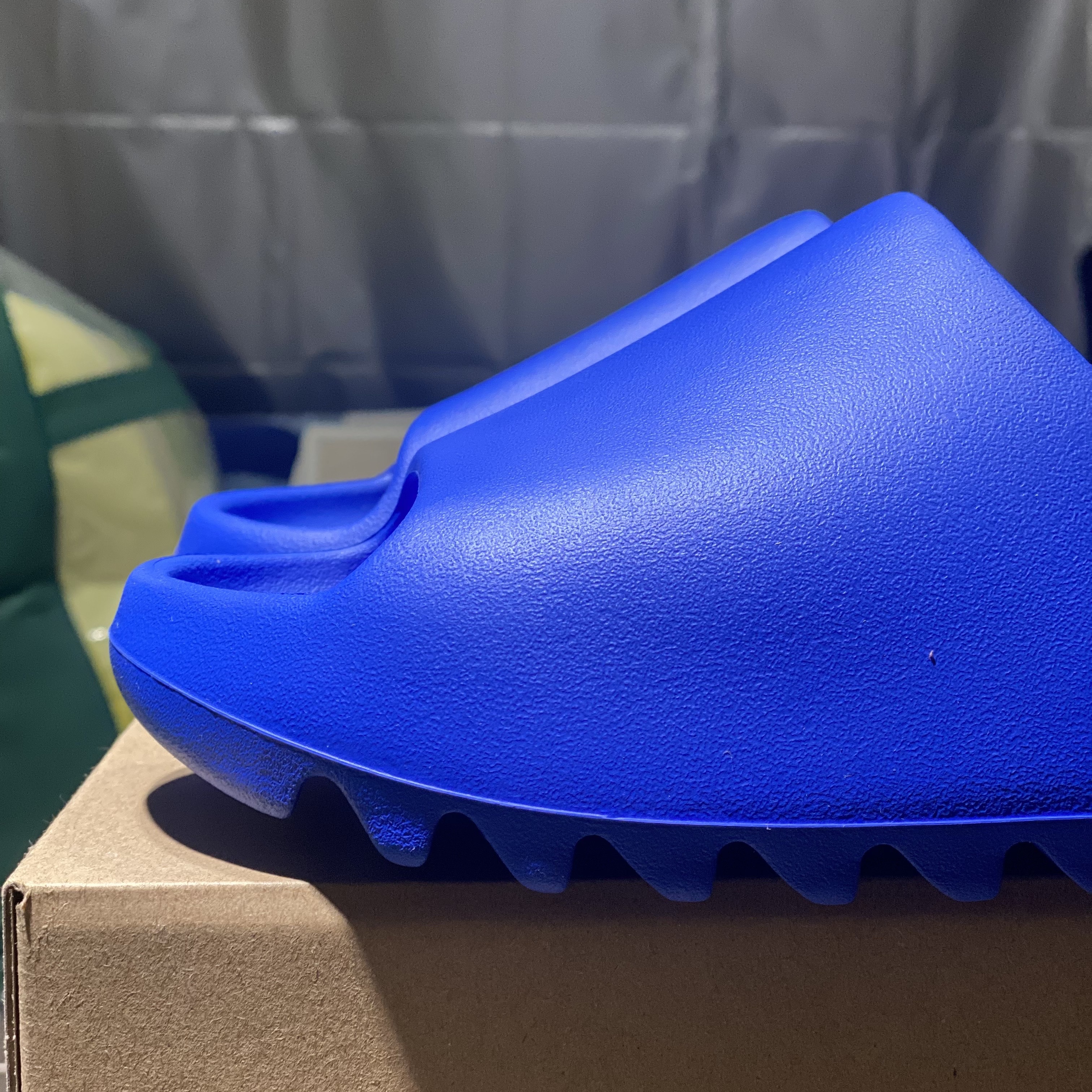 Adidas Yeezy Slide Azure 착용 스타일 - 1