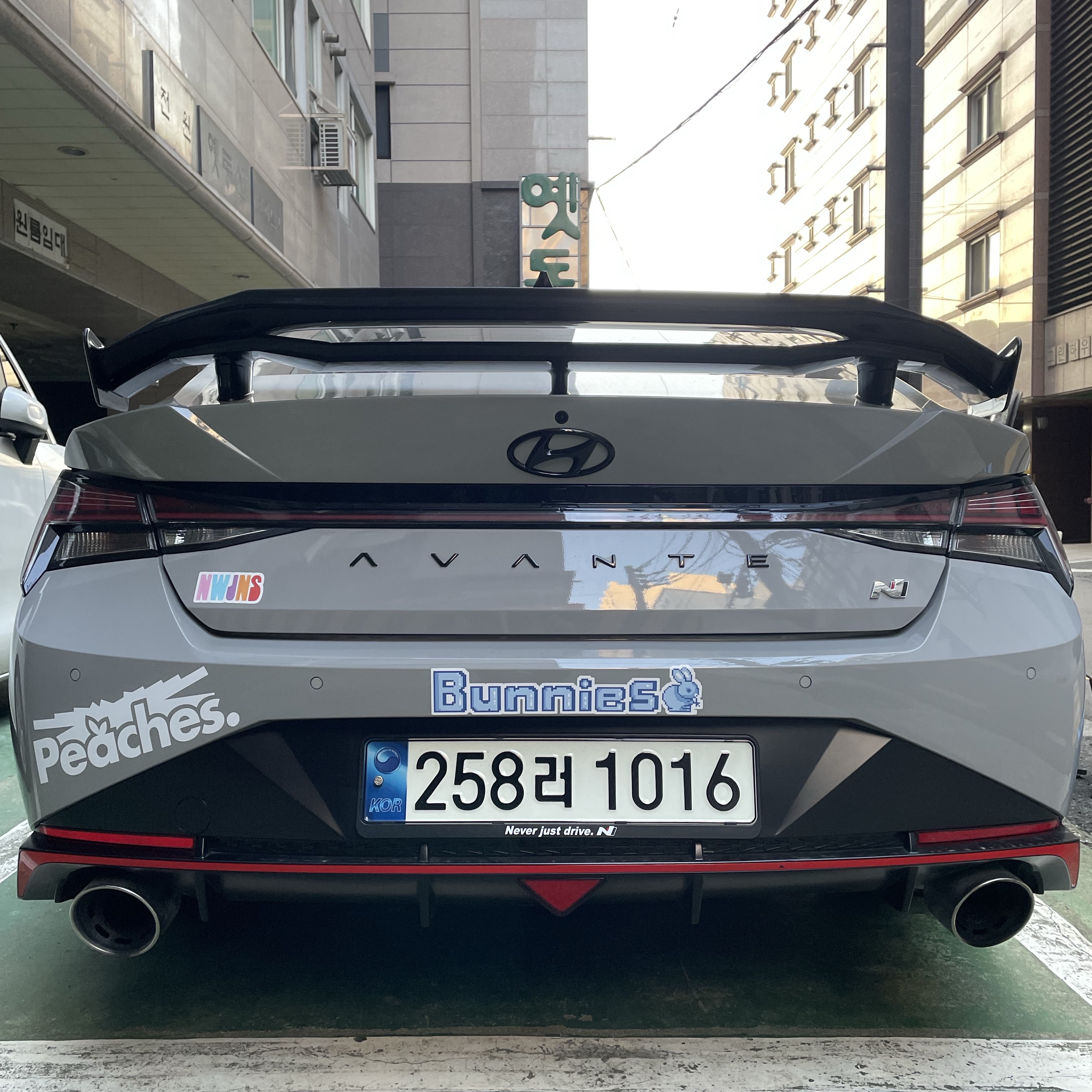[예약 배송] [LE SSERAFIM x Peaches.] DECAL STICKER (M), [LE SSERAFIM x Peaches.] DECAL STICKER (M) 착용 스타일 - 2