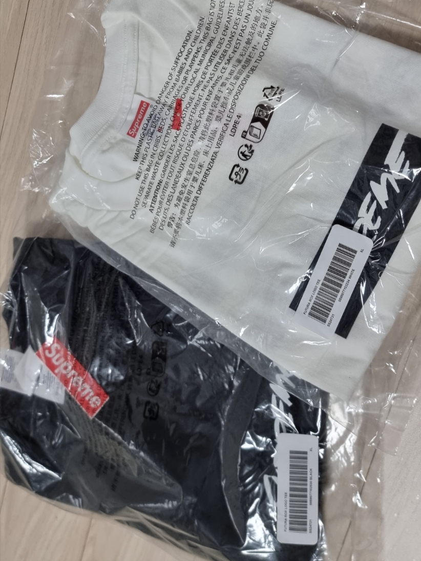 Supreme Futura Box Logo T-Shirt White - 24SS, Supreme Box Logo T-Shirt Black - 23FW 착용 스타일