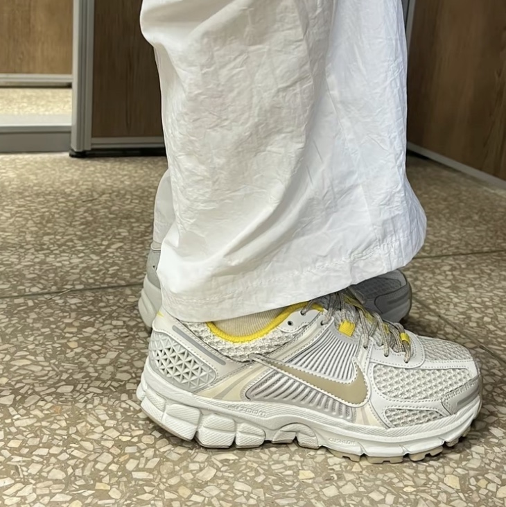 (W) Nike Zoom Vomero 5 Light Bone 착용 스타일