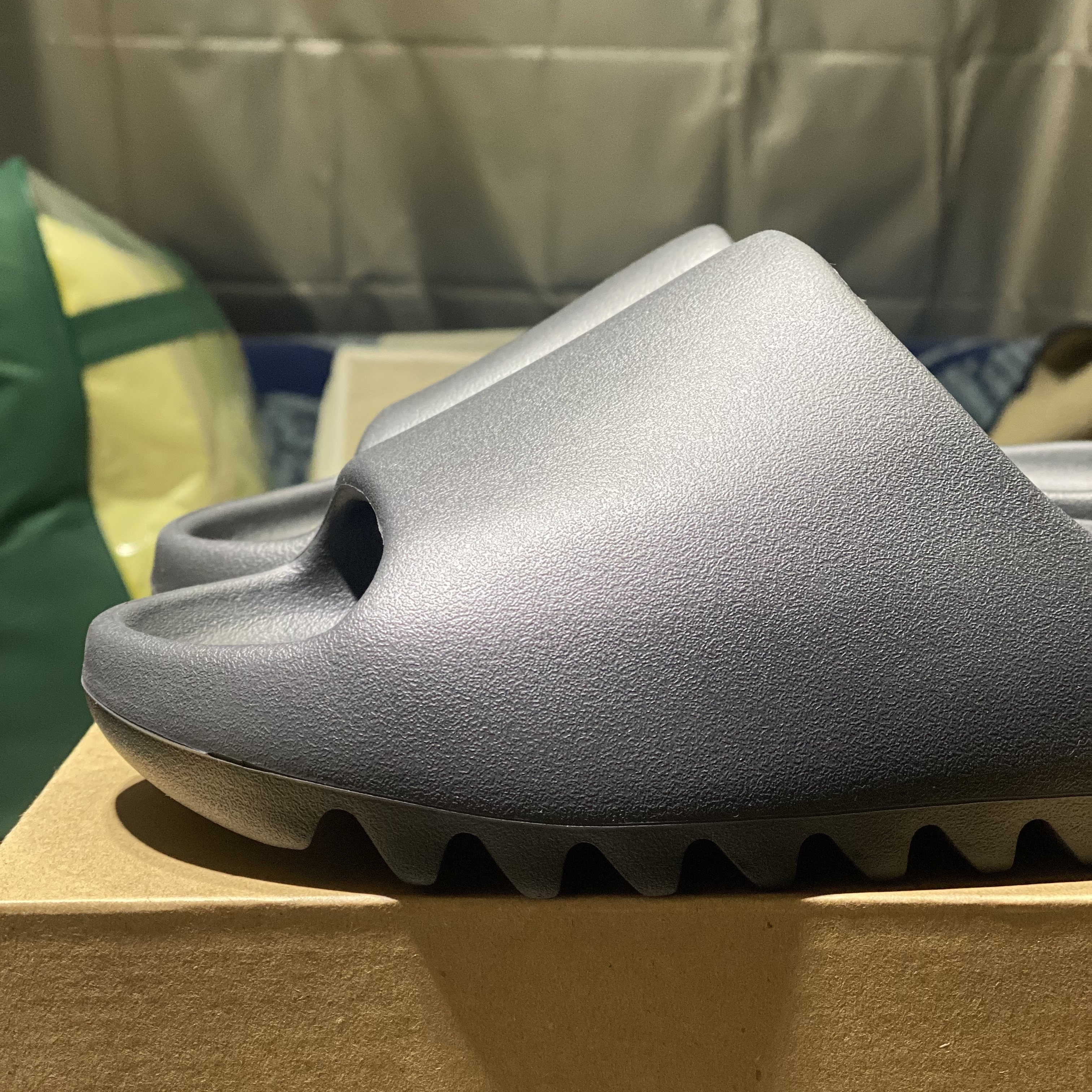Adidas Yeezy Slide Onyx 착용 스타일 - 1