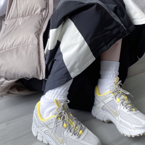 (W) Nike Zoom Vomero 5 Light Bone 착용 스타일