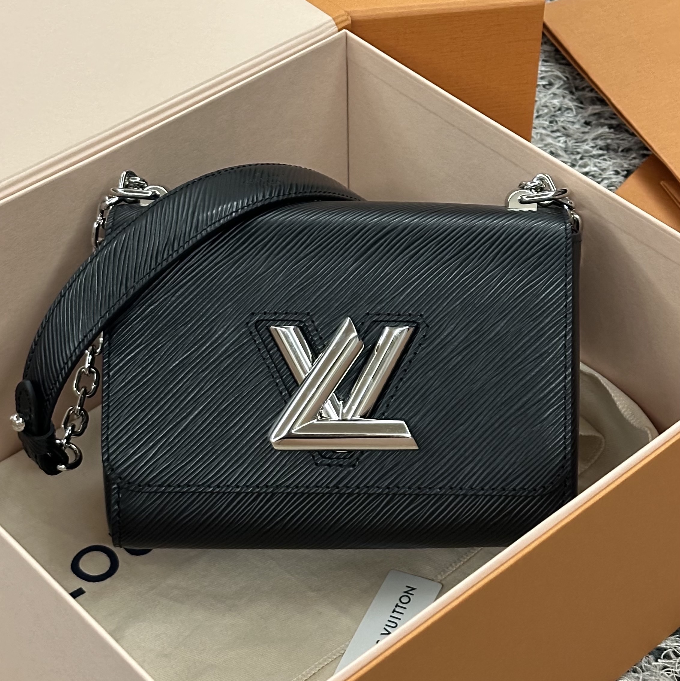 Louis Vuitton Twist PM Epi Black Silver, Louis Vuitton LV Trainer Sneakers Monogram Denim Black 착용 스타일 - 1