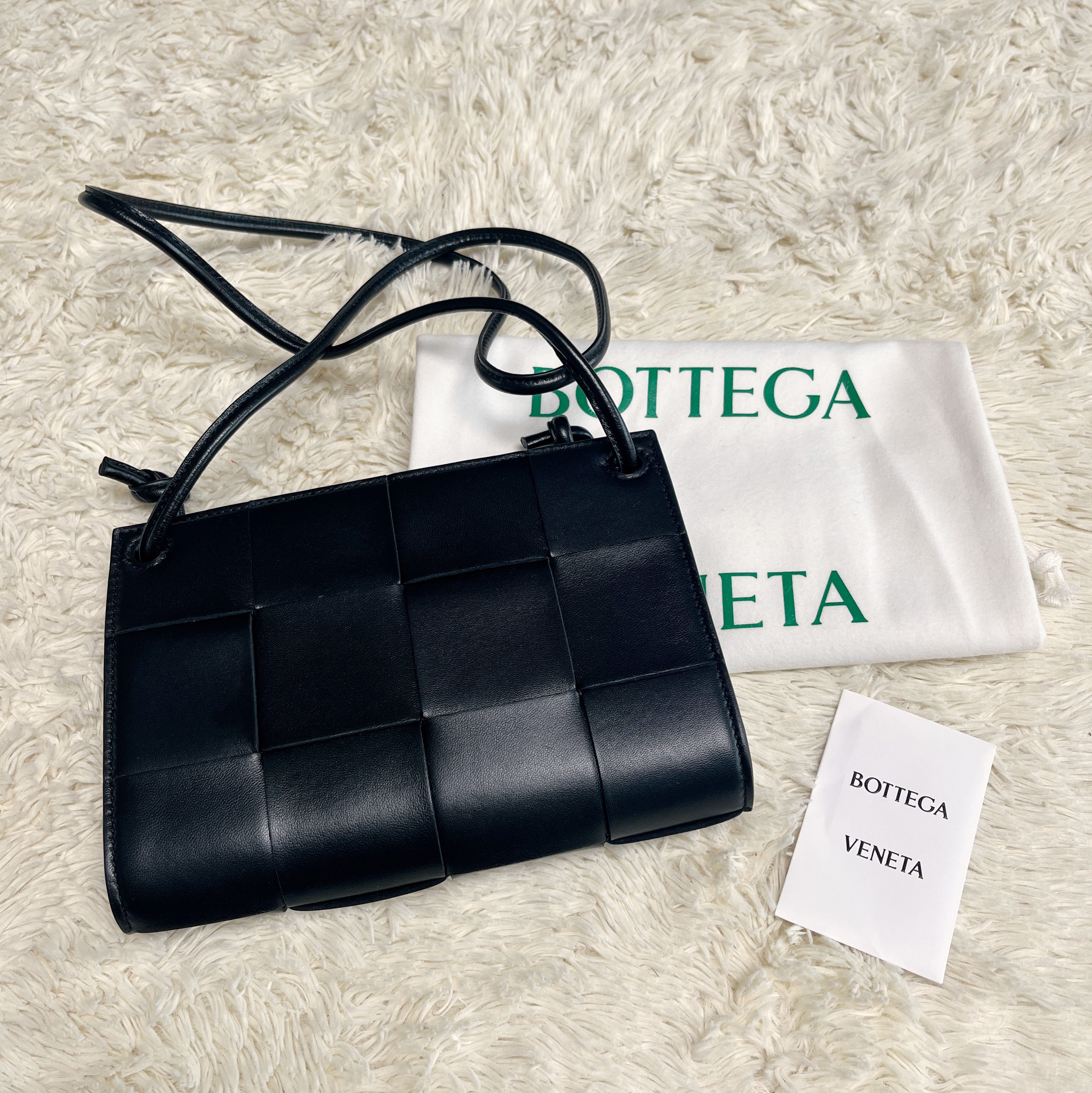 Bottega Veneta Mini Cassette Crossbody Bag Black 착용 스타일