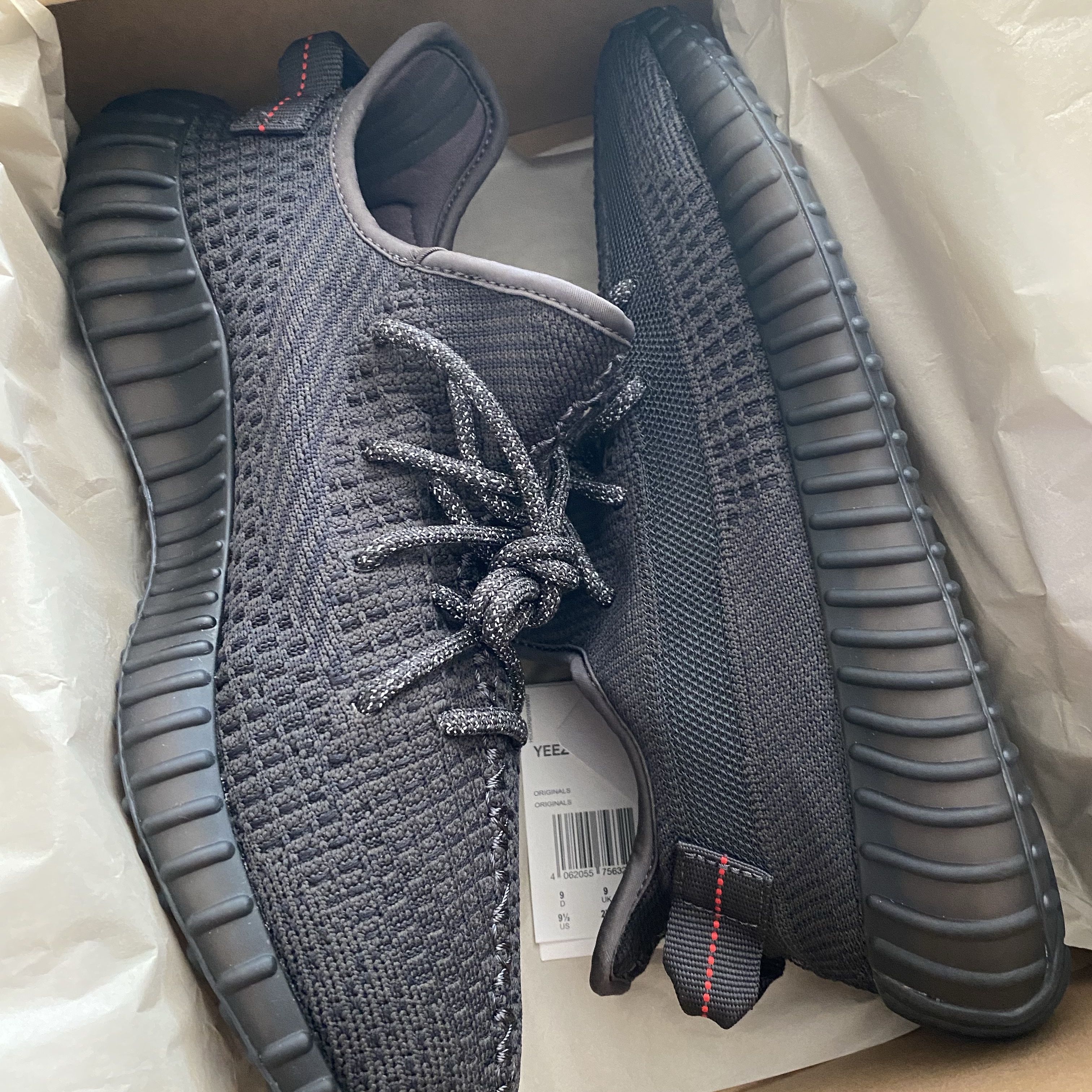 Adidas Yeezy Boost 350 V2 Black - Non-Reflective 착용 스타일