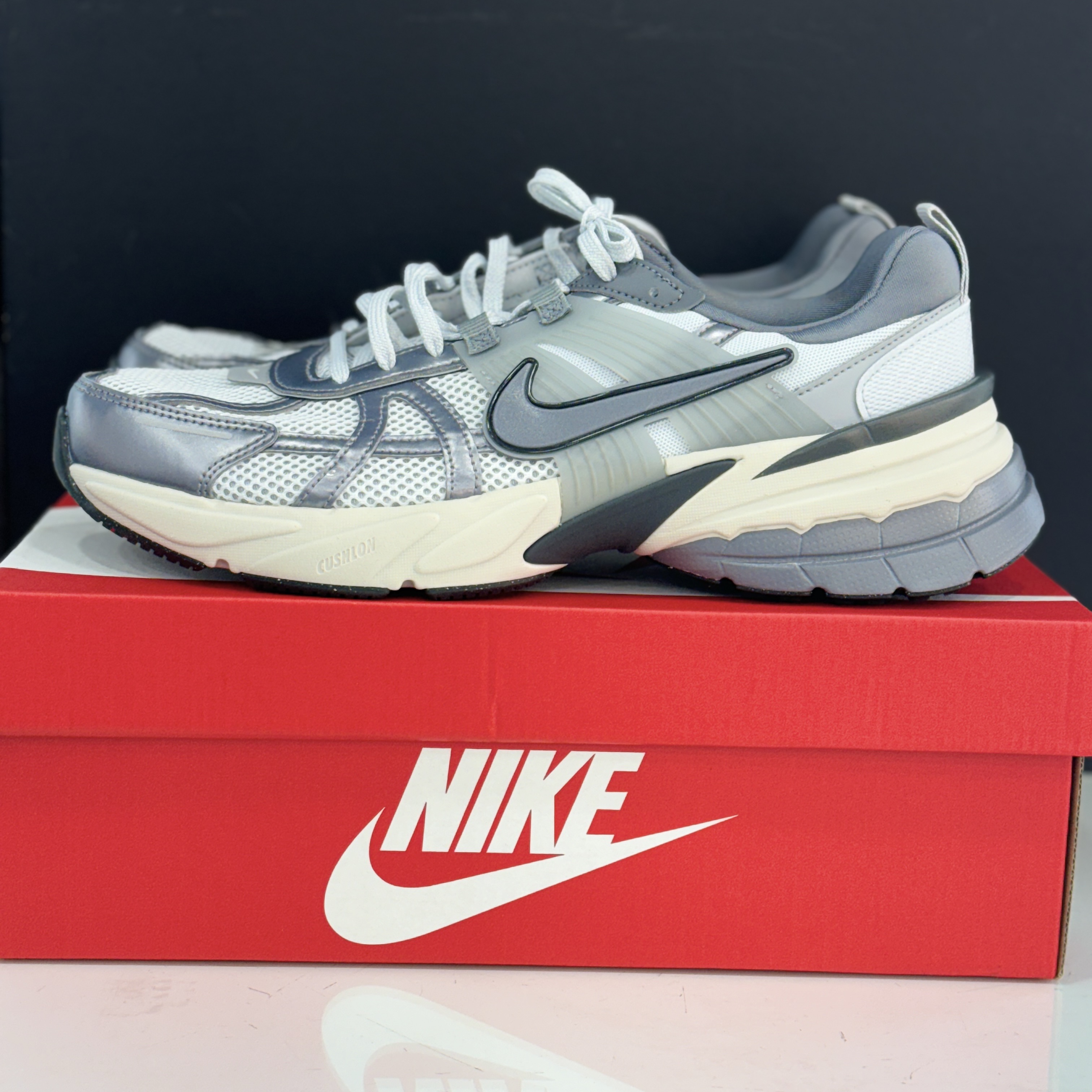 Nike V2K Run Pure Platinum Wolf Grey 착용 스타일 - 1