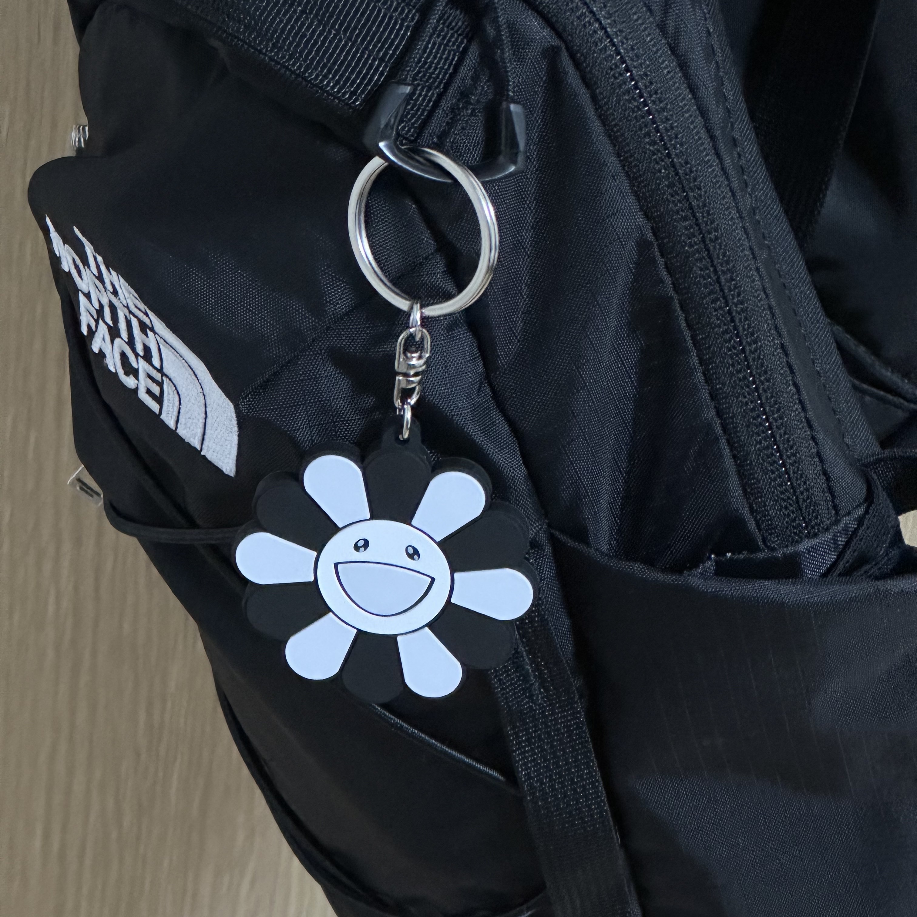Kaikai Kiki Flower Rubber Keyring Gray Black 착용 스타일