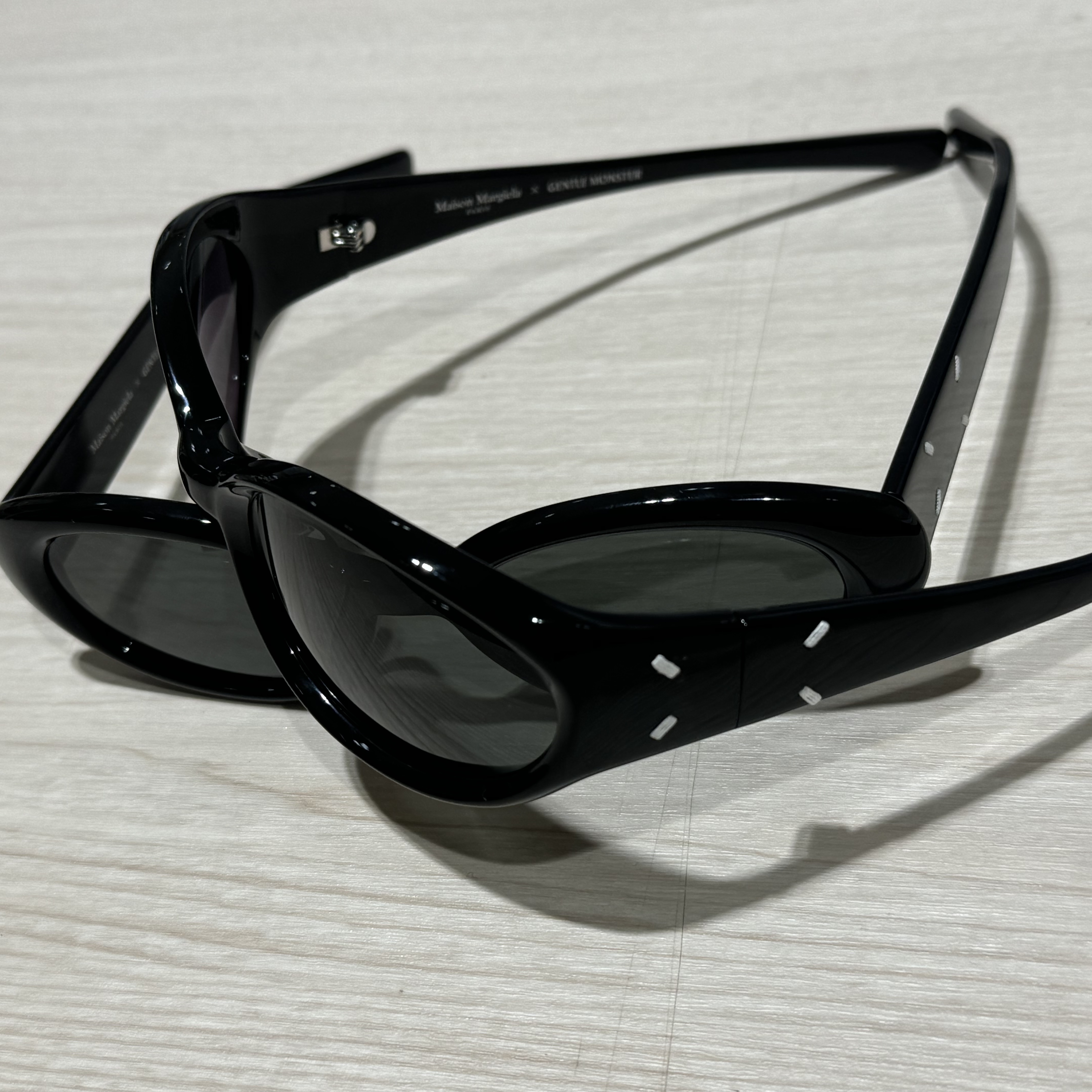 Gentle Monster x Maison Margiela MM104 Black Black, Gentle Monster x Maison Margiela MM107 Black Black 착용 스타일 - 2