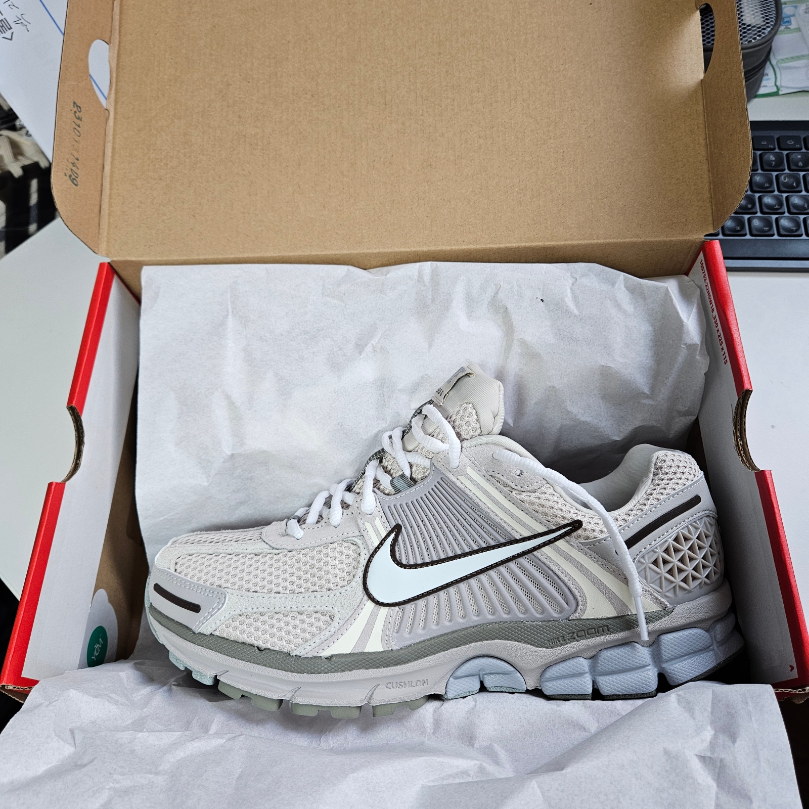 Nike Zoom Vomero 5 SE Light Orewood Brown 착용 스타일