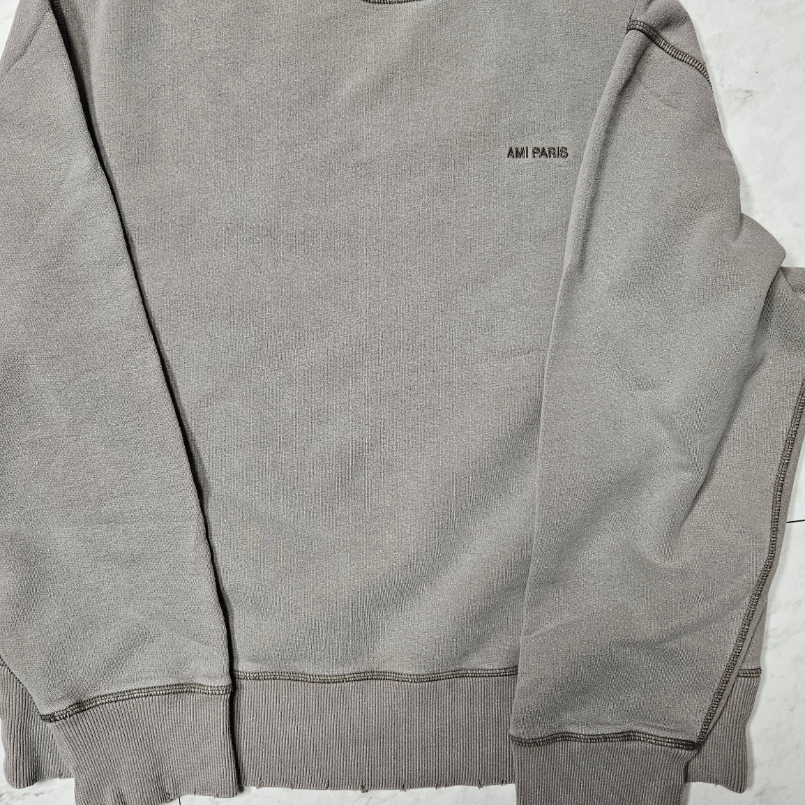AMI Fade Out Sweatshirt Clay 착용 스타일 - 2