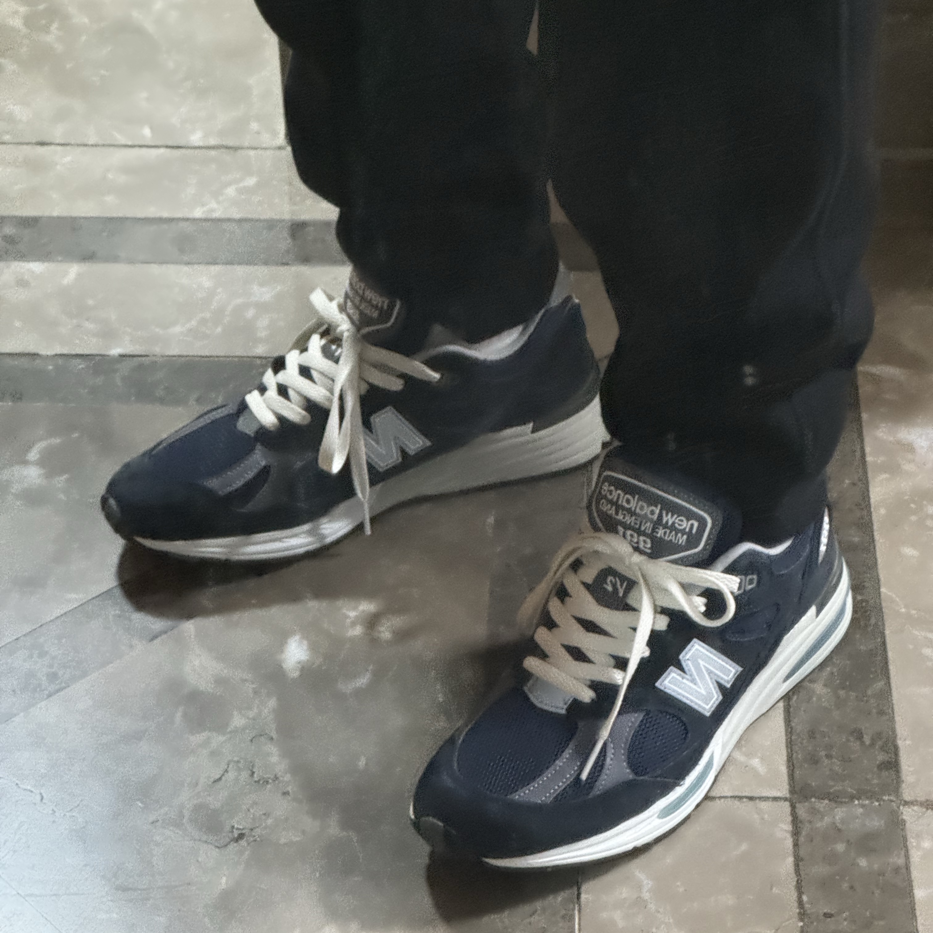 New Balance 991v2 Made in UK Dark Navy Smoked Pearl 착용 스타일 - 4