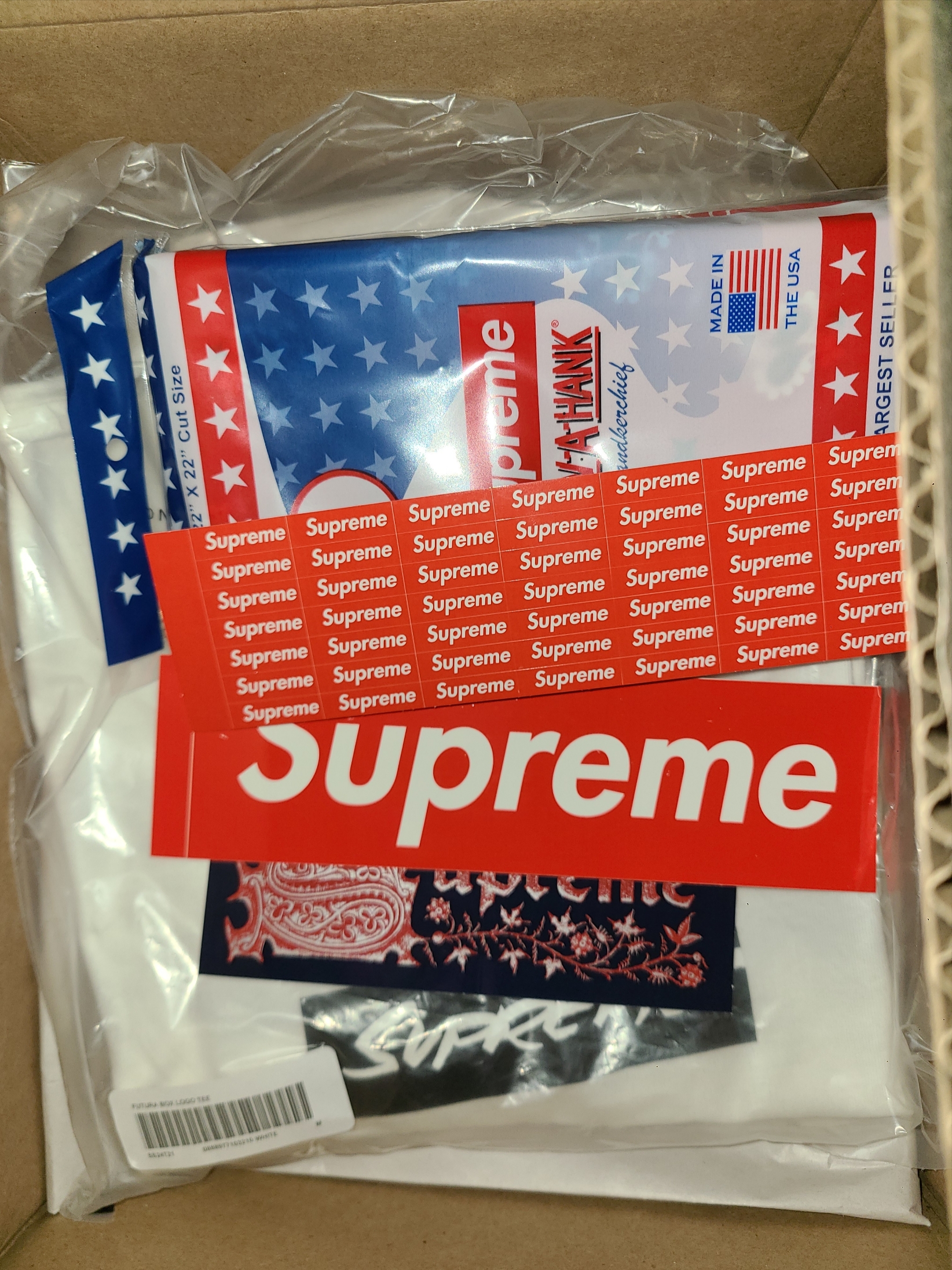 Supreme Futura Box Logo T-Shirt White - 24SS, Supreme Hav-A-Hank Bandanas Multicolor (Set of 3) - 24SS 착용 스타일