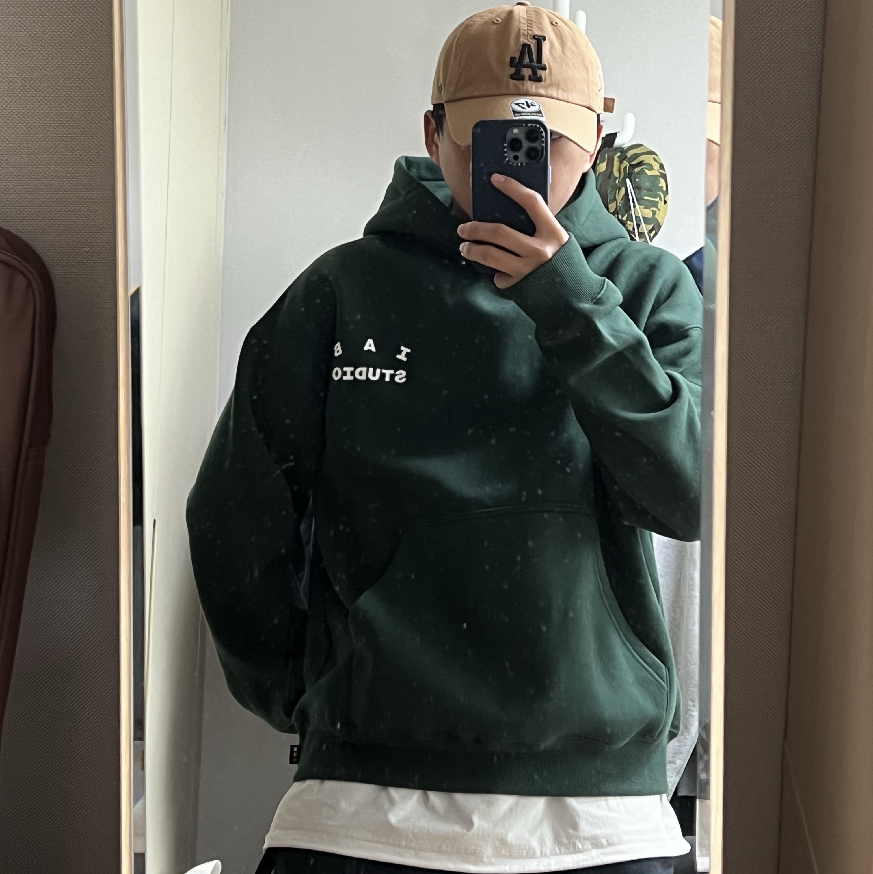 IAB Studio Hoodie Deep Green 착용 스타일