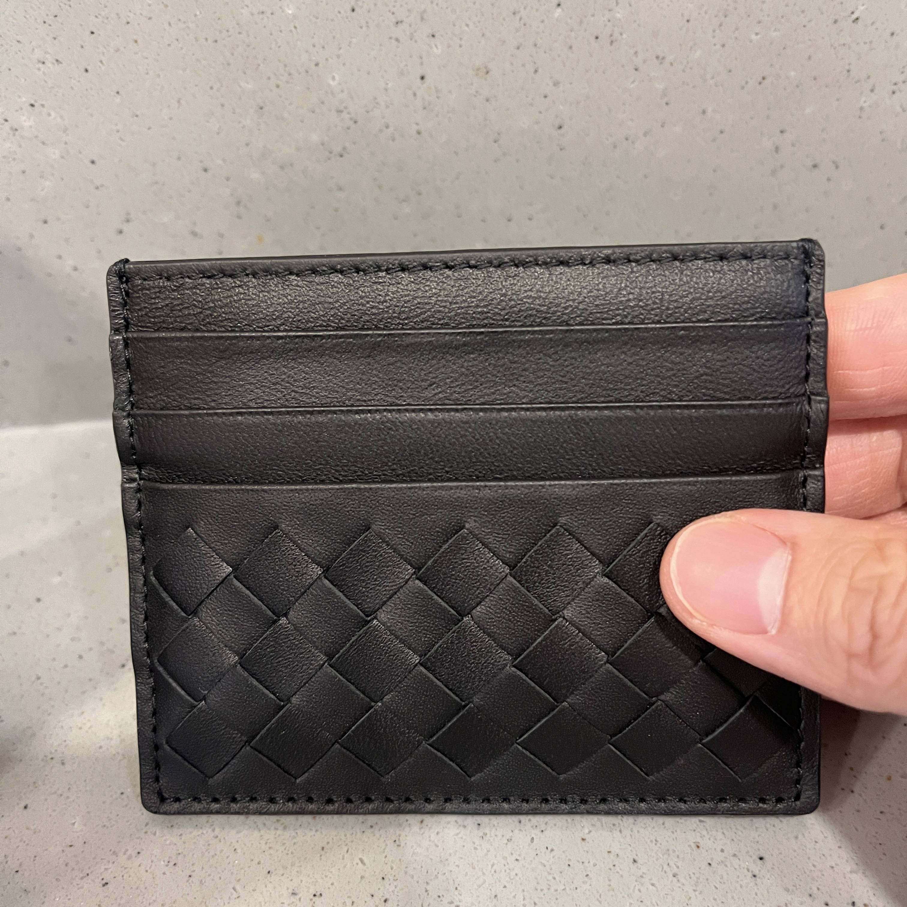 Bottega Veneta Credit Card Case Black 착용 스타일