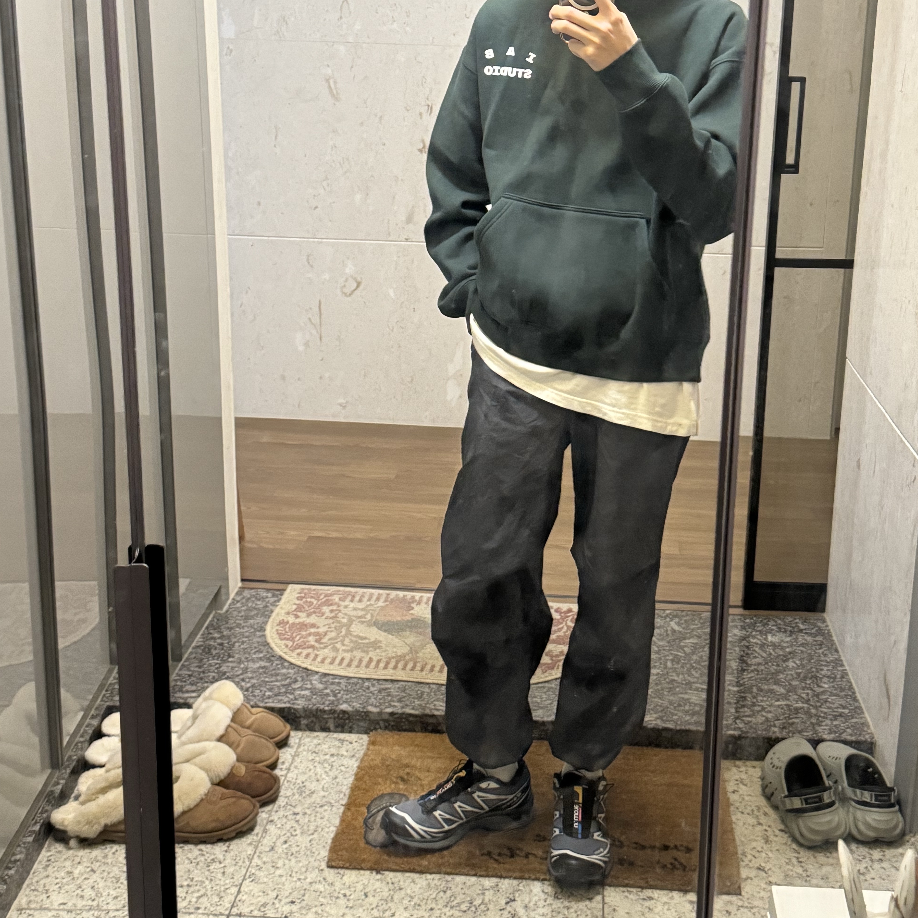 IAB Studio Hoodie Deep Green 착용 스타일