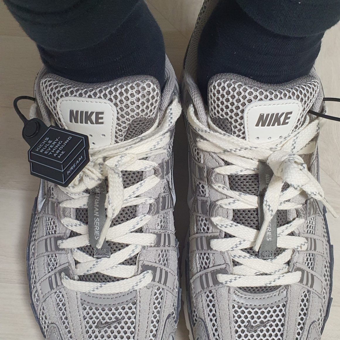 Nike P-6000 PRM Light Iron Ore 착용 스타일