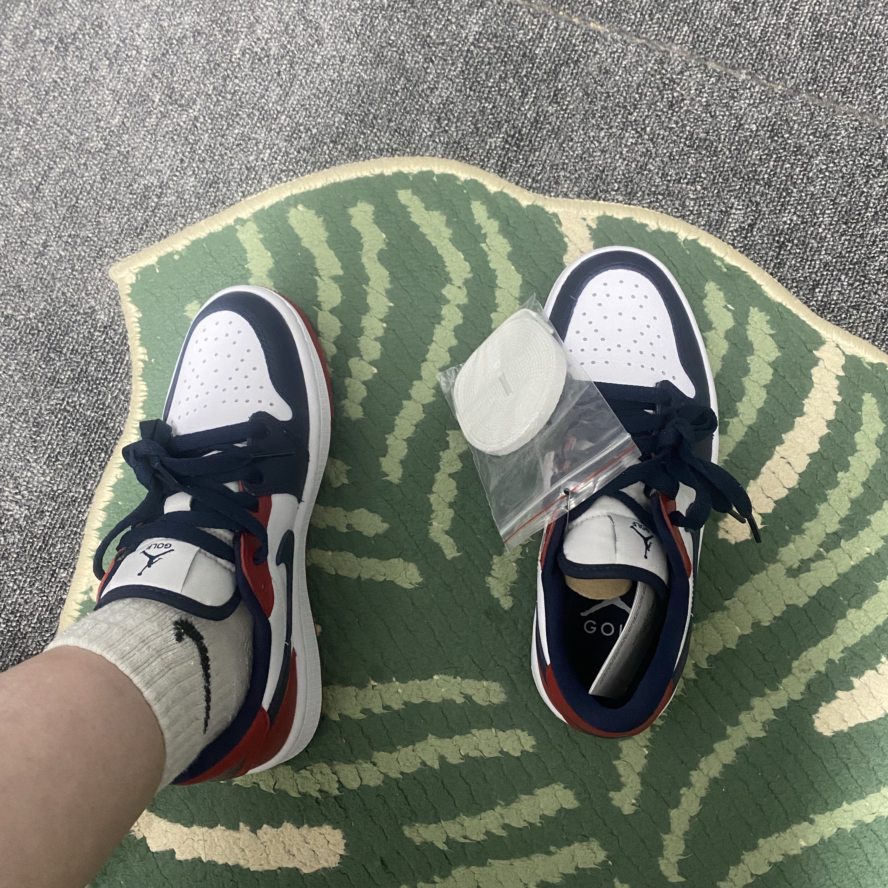 Jordan 1 Low Golf Obsidian Varsity Red 착용 스타일 - 1
