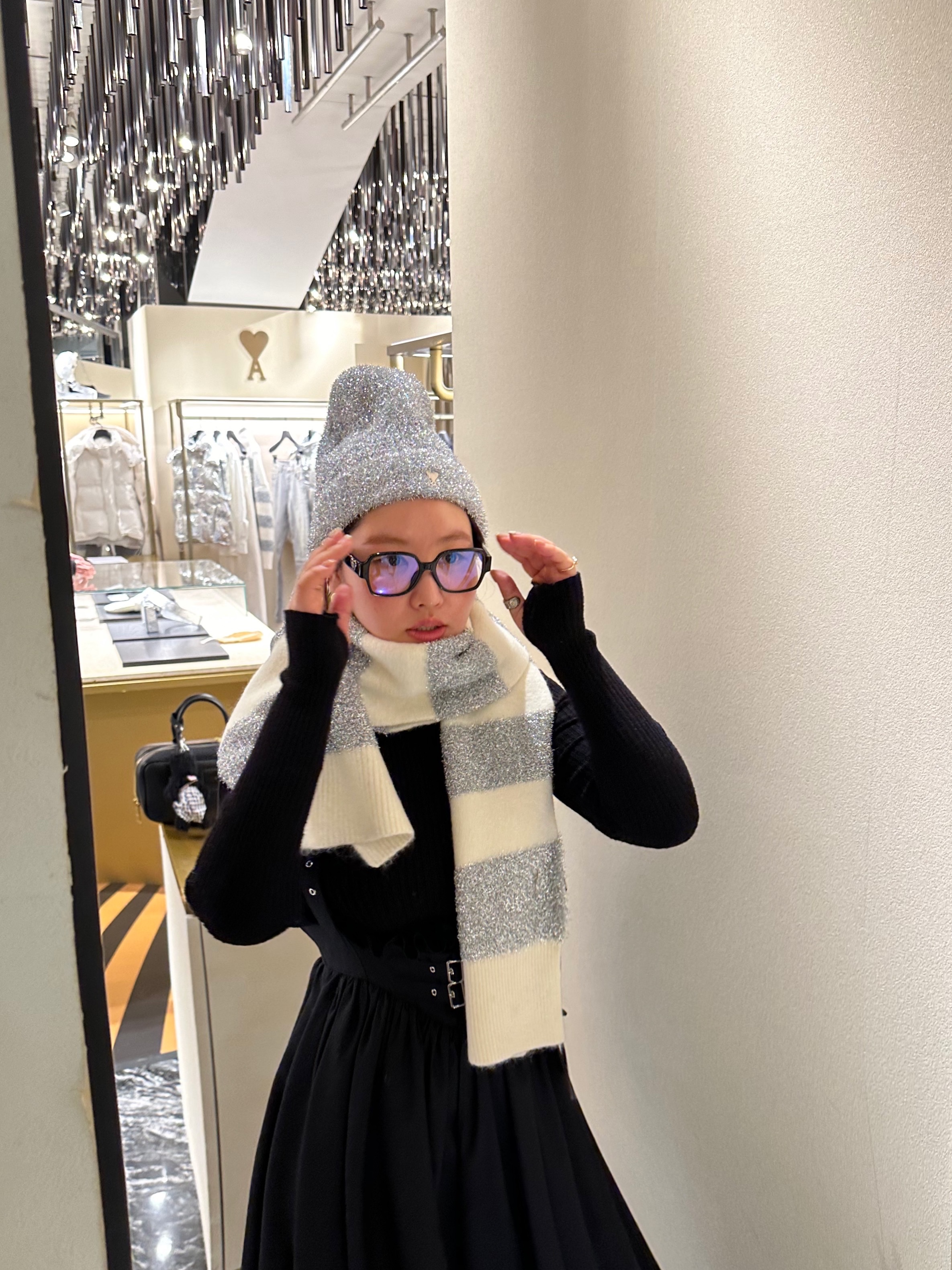 Chanel Square Blue Light Glasses Acetate & Black International Fit, AMI Tonal de Coeur Beanie Heather Grey 착용 스타일 - 2
