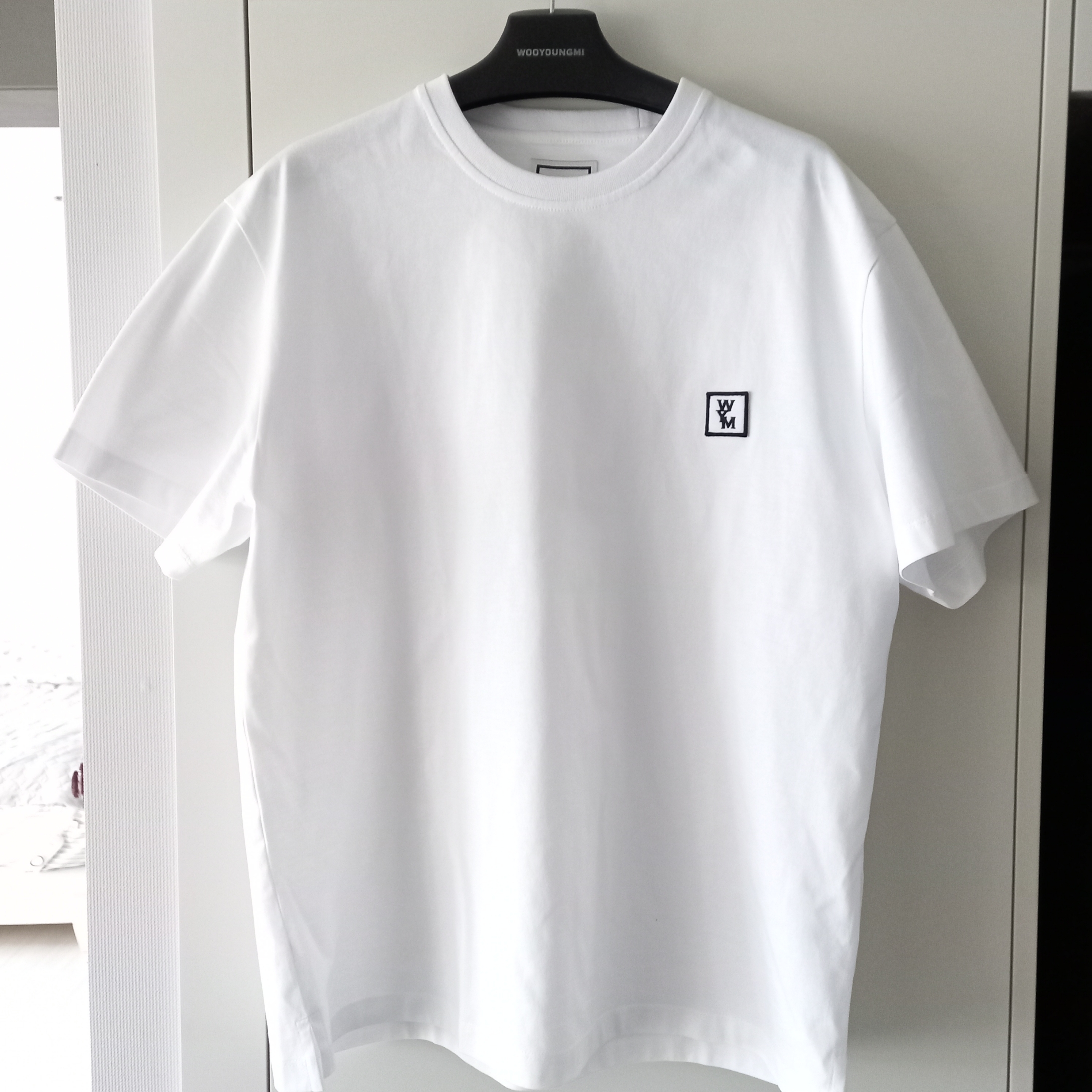 Wooyoungmi Cotton Back Logo T-Shirt White - 24SS 착용 스타일 - 1