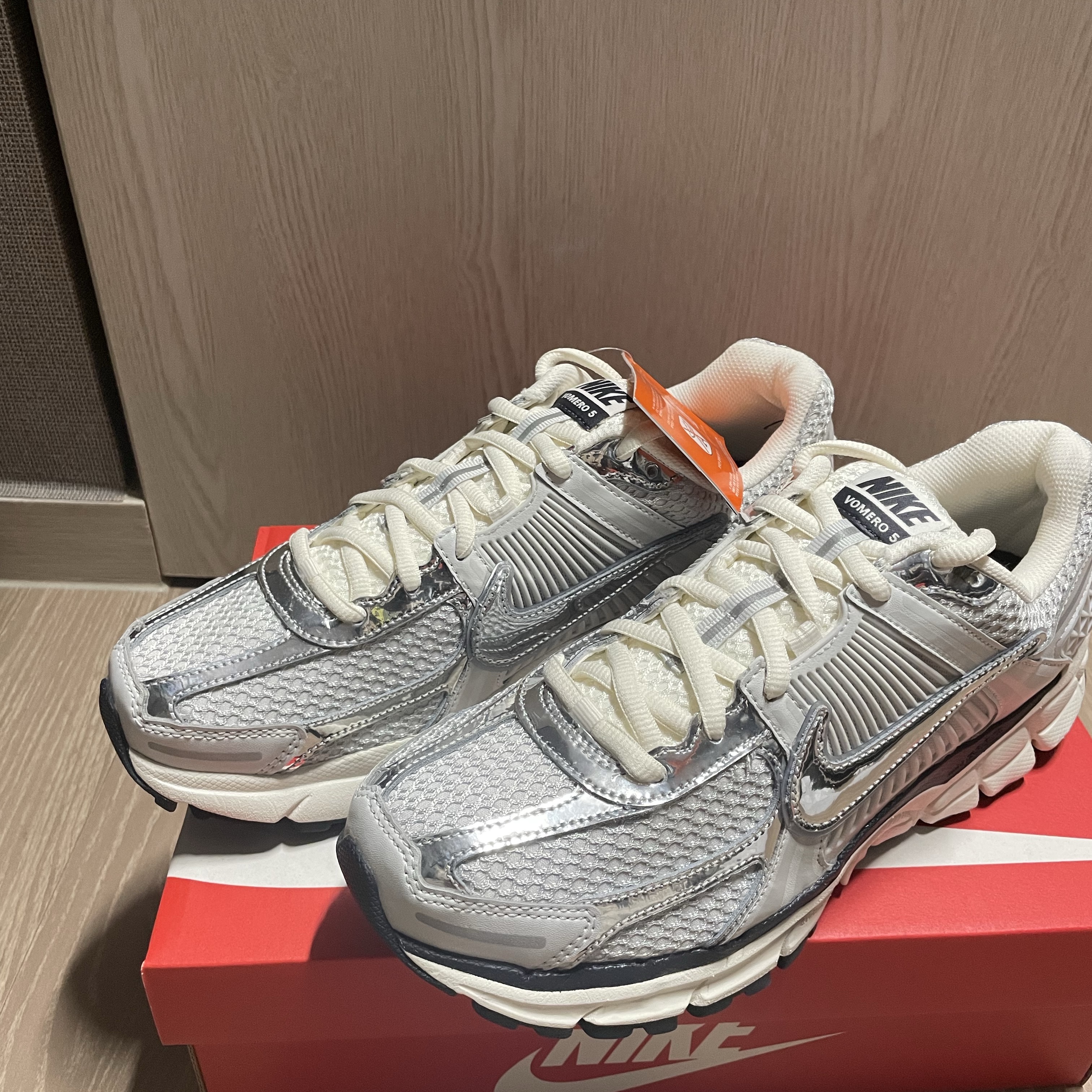Nike Zoom Vomero 5 Photon Dust Gridiron 착용 스타일 - 3