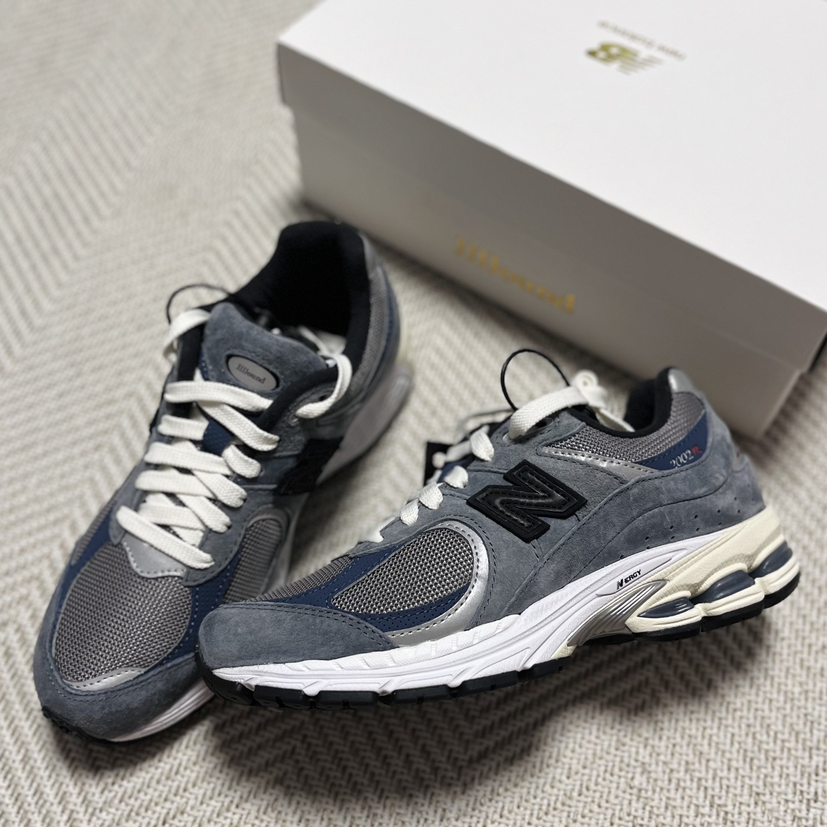 New Balance x JJJJound 2002R Storm Blue 착용 스타일 - 1