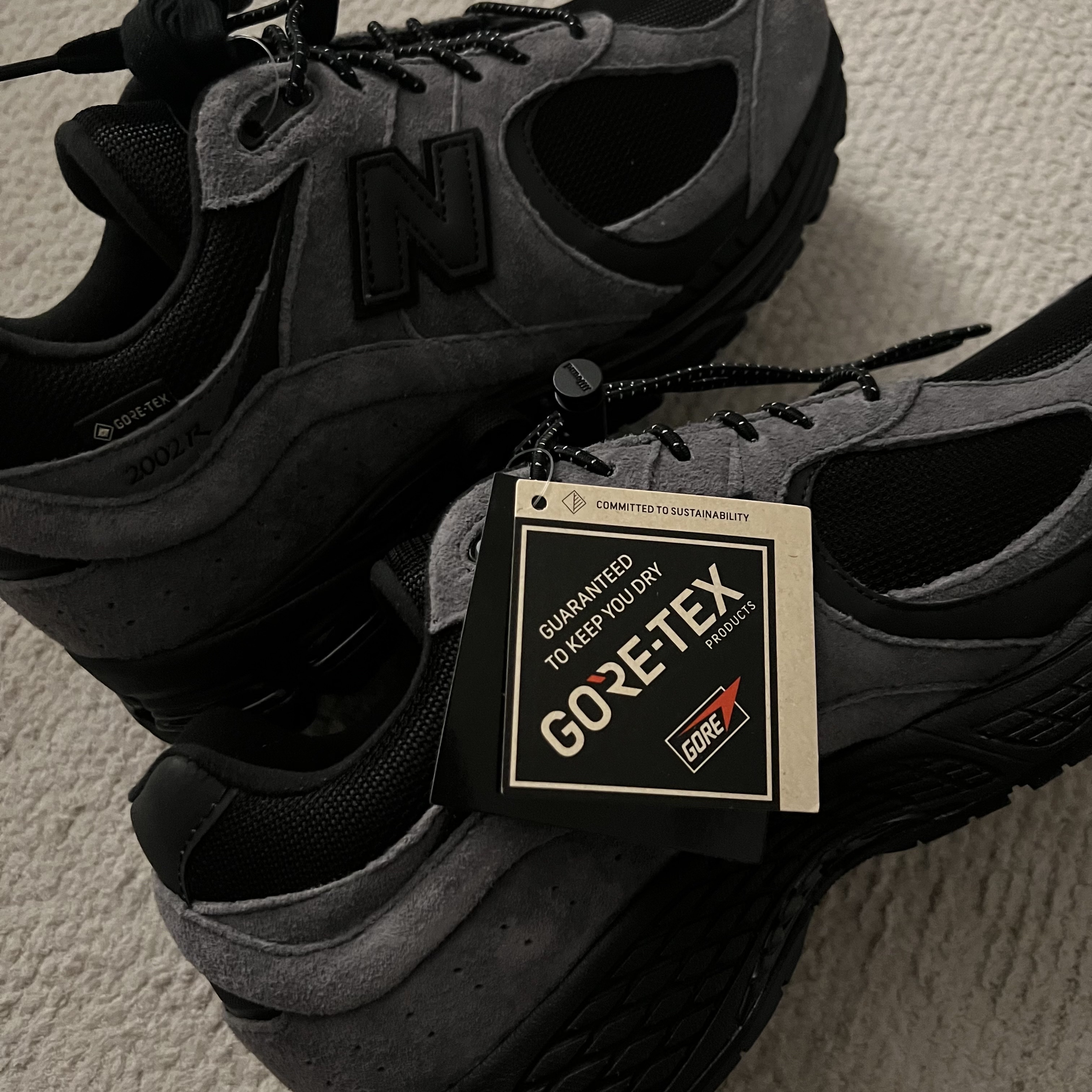 New Balance x JJJJound 2002R Gore-Tex Charcoal 착용 스타일 - 3