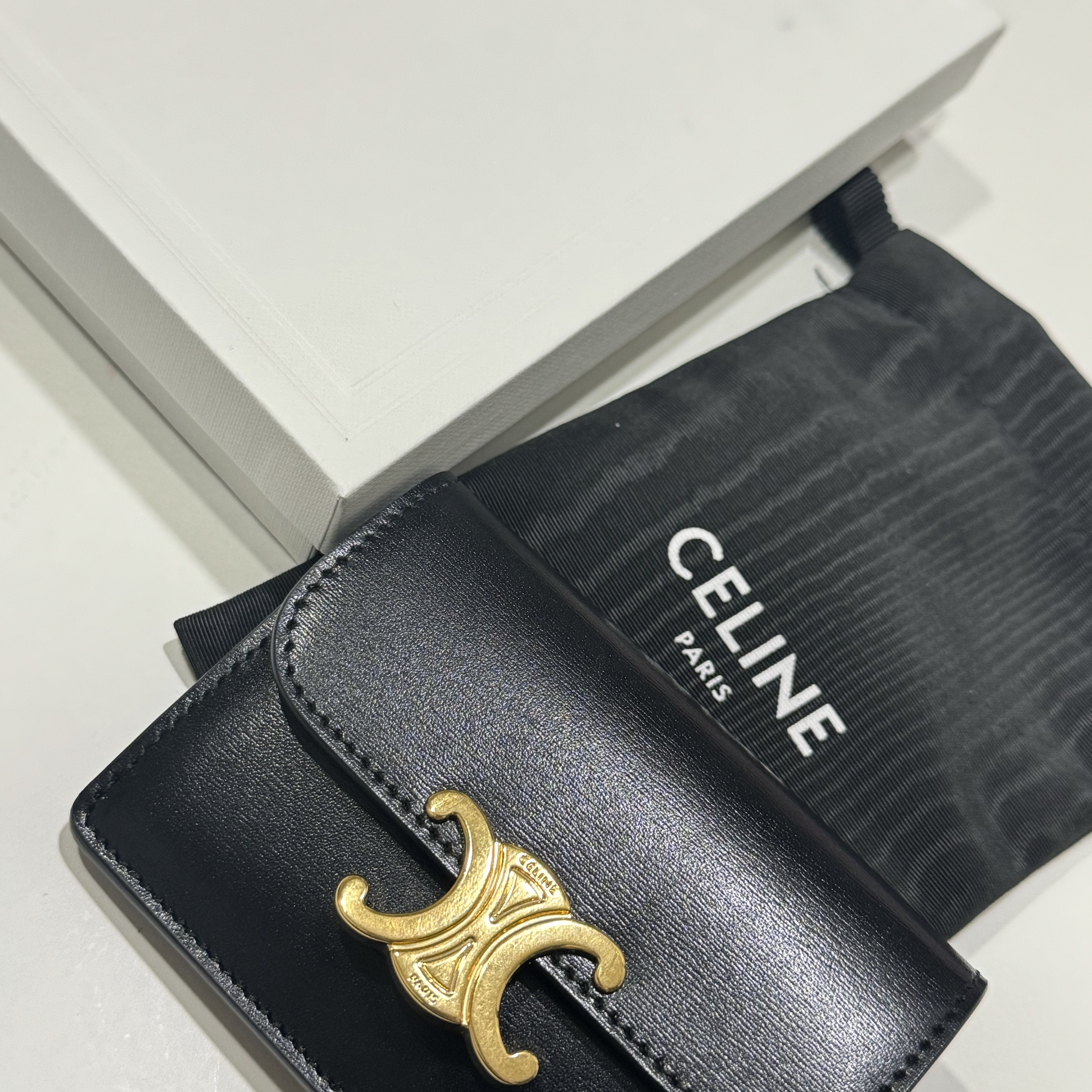 Celine Card Holder with Flap in Shiny Calfskin Black 착용 스타일