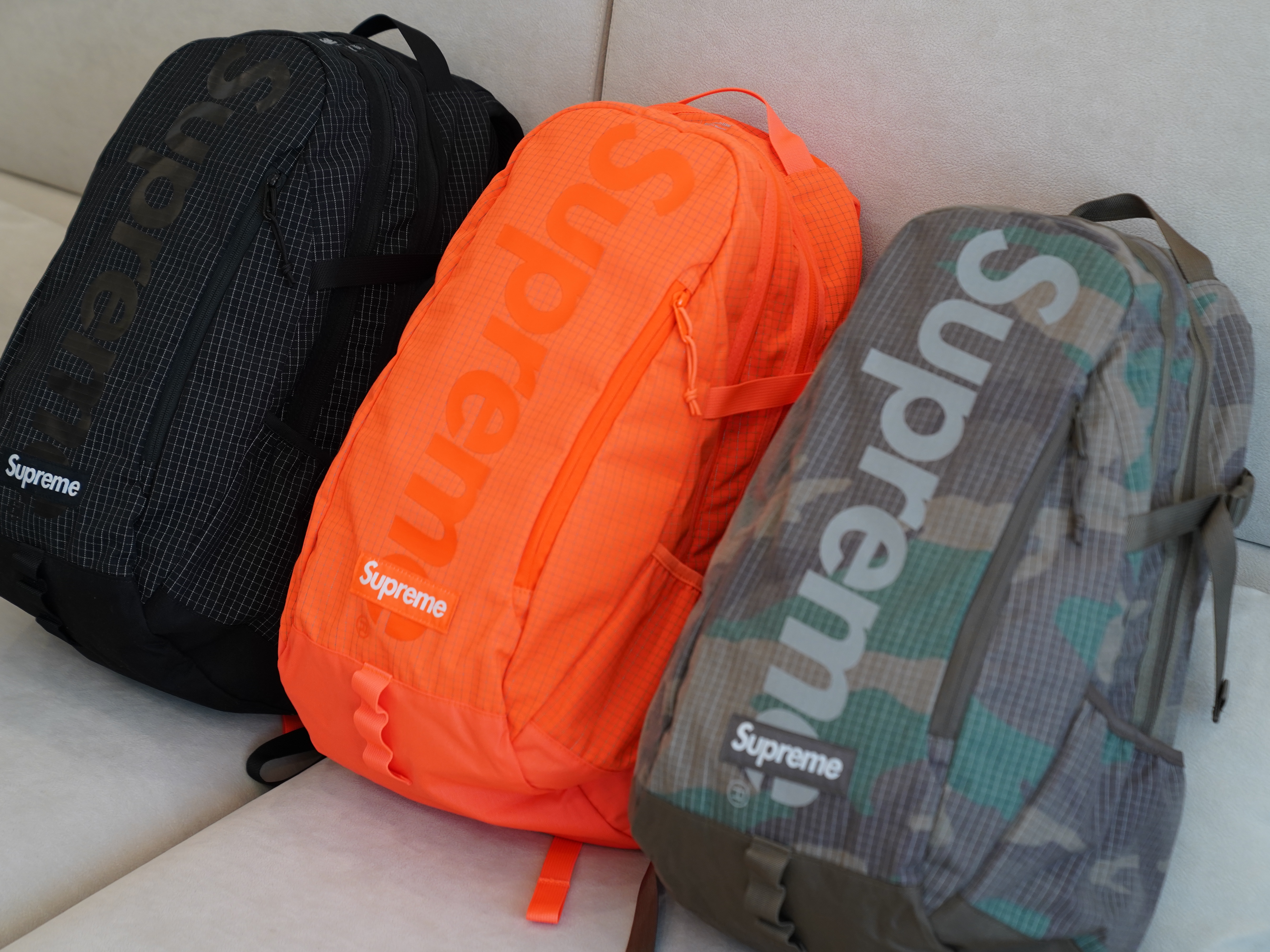 Supreme Backpack Black - 24SS, Supreme Backpack Orange - 24SS 착용 스타일 - 2