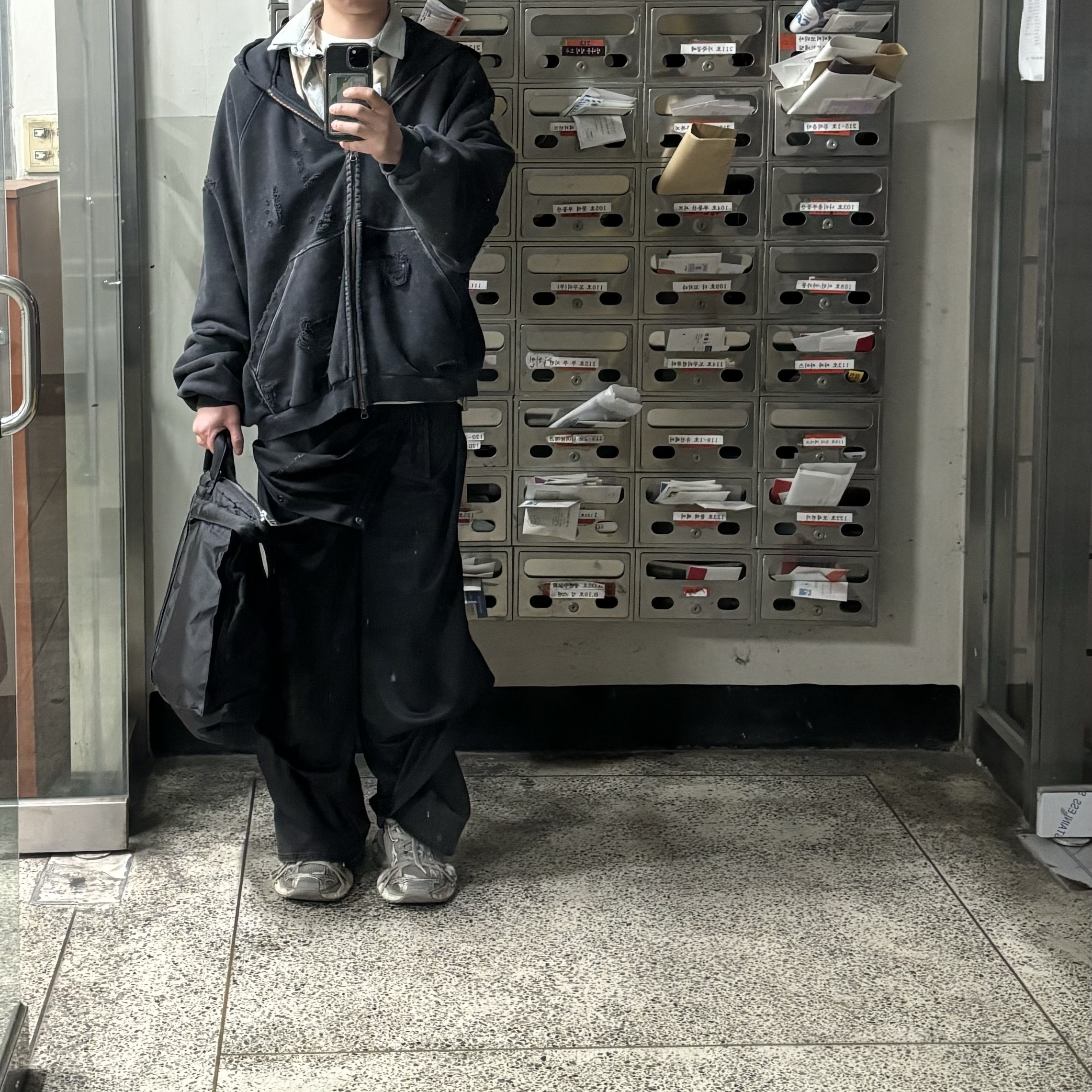 Balenciaga 3XL Sneakers Light Beige, Nonnod x Shinsegae Distressed Zip-Up Hoodie Washed Black 착용 스타일