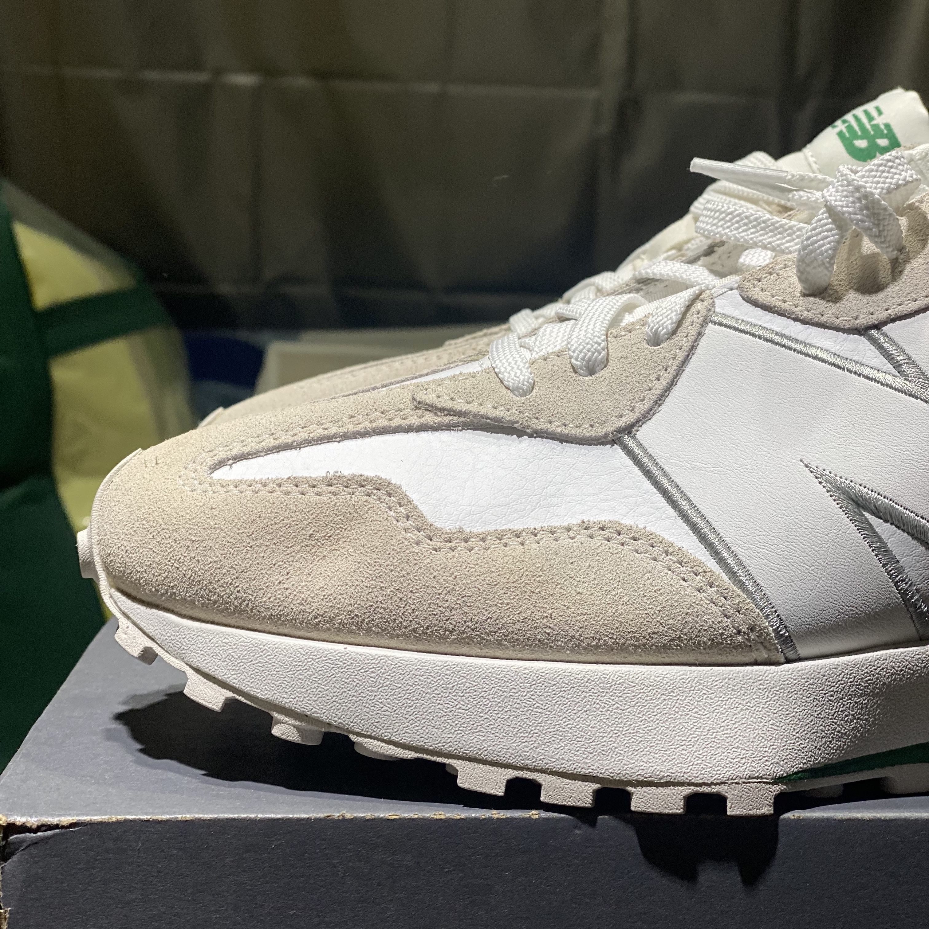 New Balance 327 White Green 착용 스타일 - 1