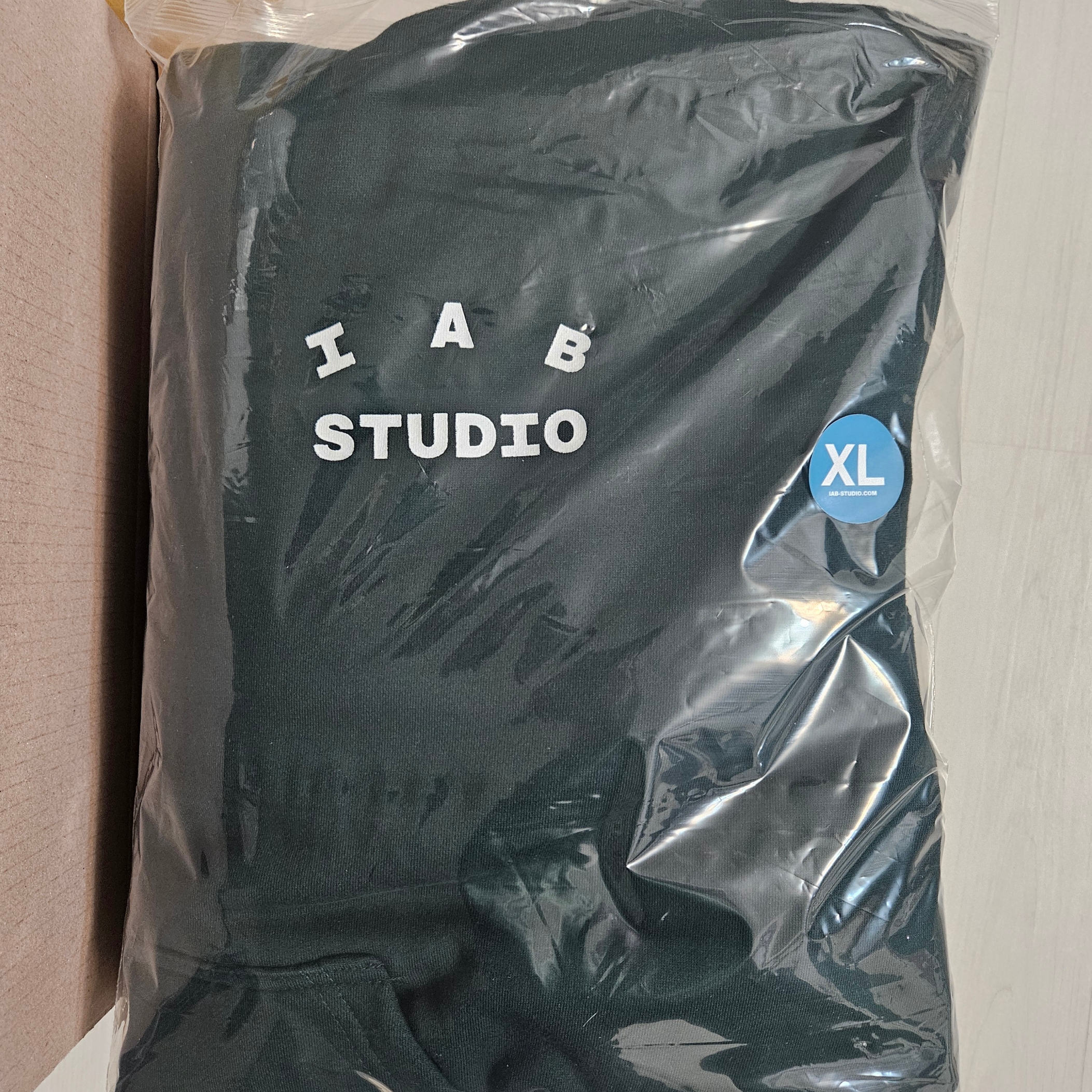 IAB Studio Hoodie Deep Green 착용 스타일