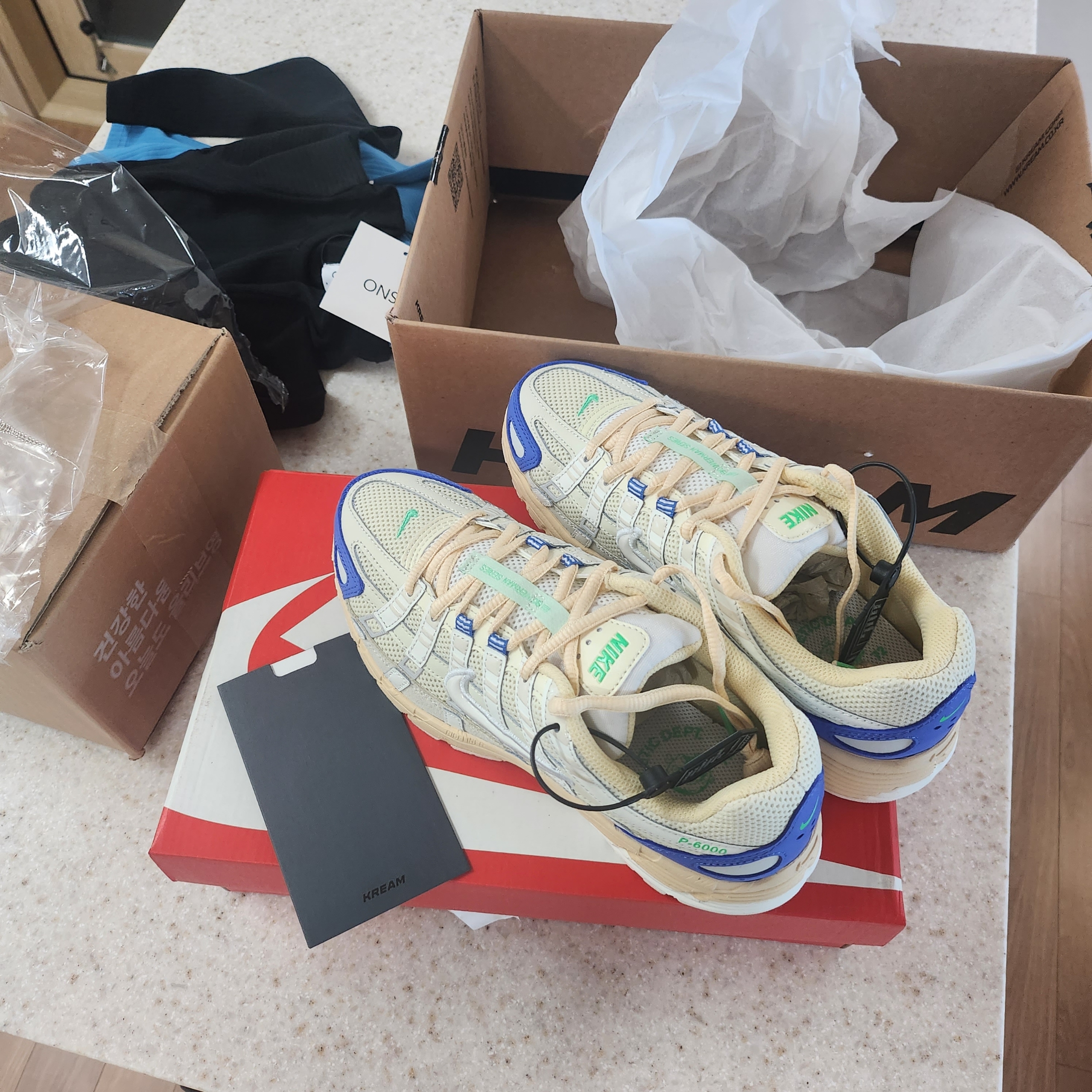 Nike P-6000 Coconut Milk Medium Blue 착용 스타일 - 1