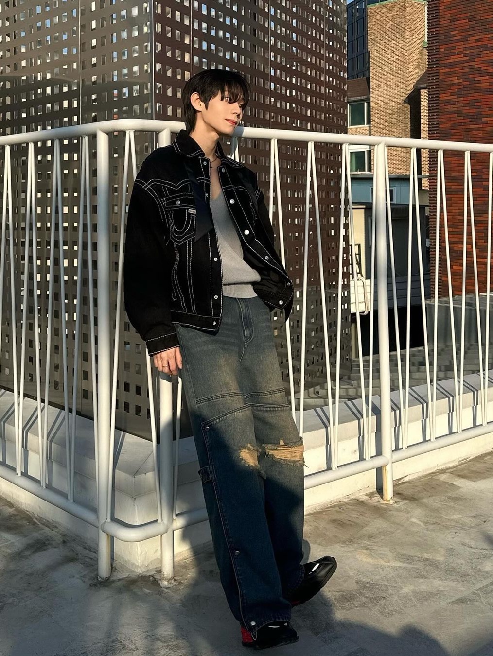 True Religion Big T Origin Trucker Jacket Black, Nike x Martine Rose Shox MR4 Black 착용 스타일 - 1