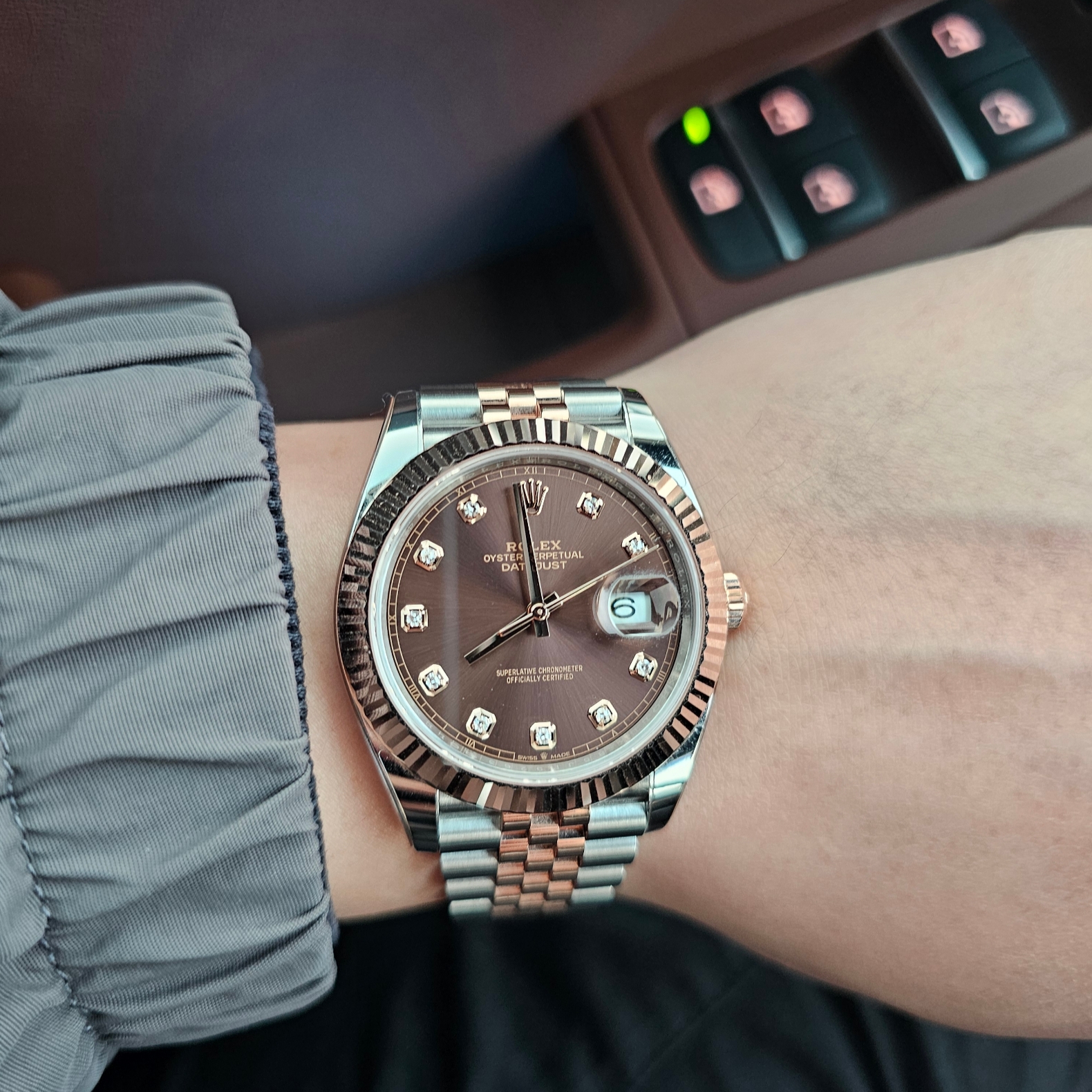 Rolex Datejust 41mm 126331 Chocolate Diamond-Set Jubilee 착용 스타일 - 2