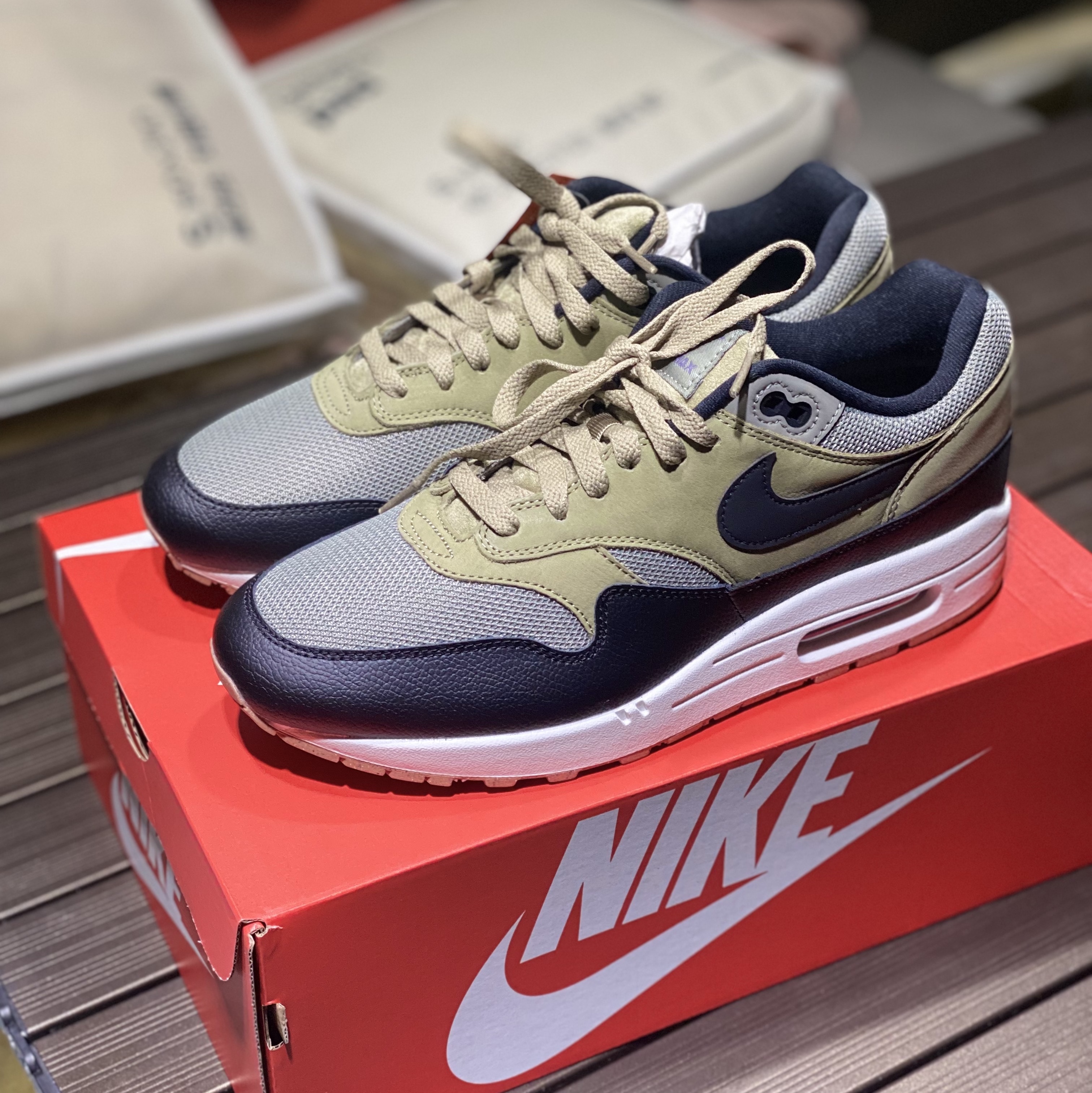 Nike Air Max 1 Neutral Olive and Black 착용 스타일 - 2