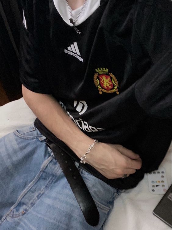 Balenciaga x Adidas Oversized Football T-Shirt Black 착용 스타일