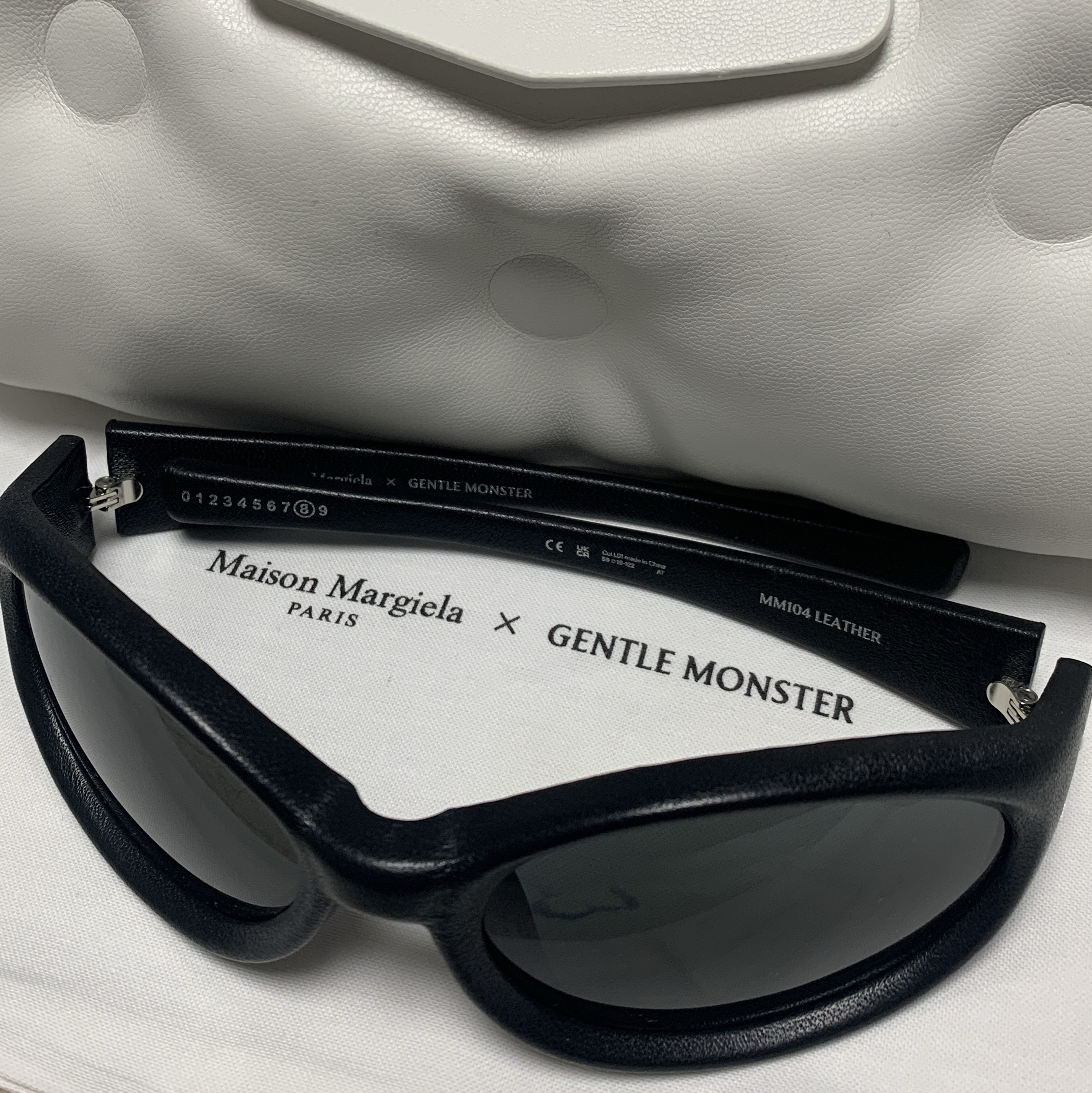 Gentle Monster x Maison Margiela MM104 Leather Black Blue 착용 스타일 - 1