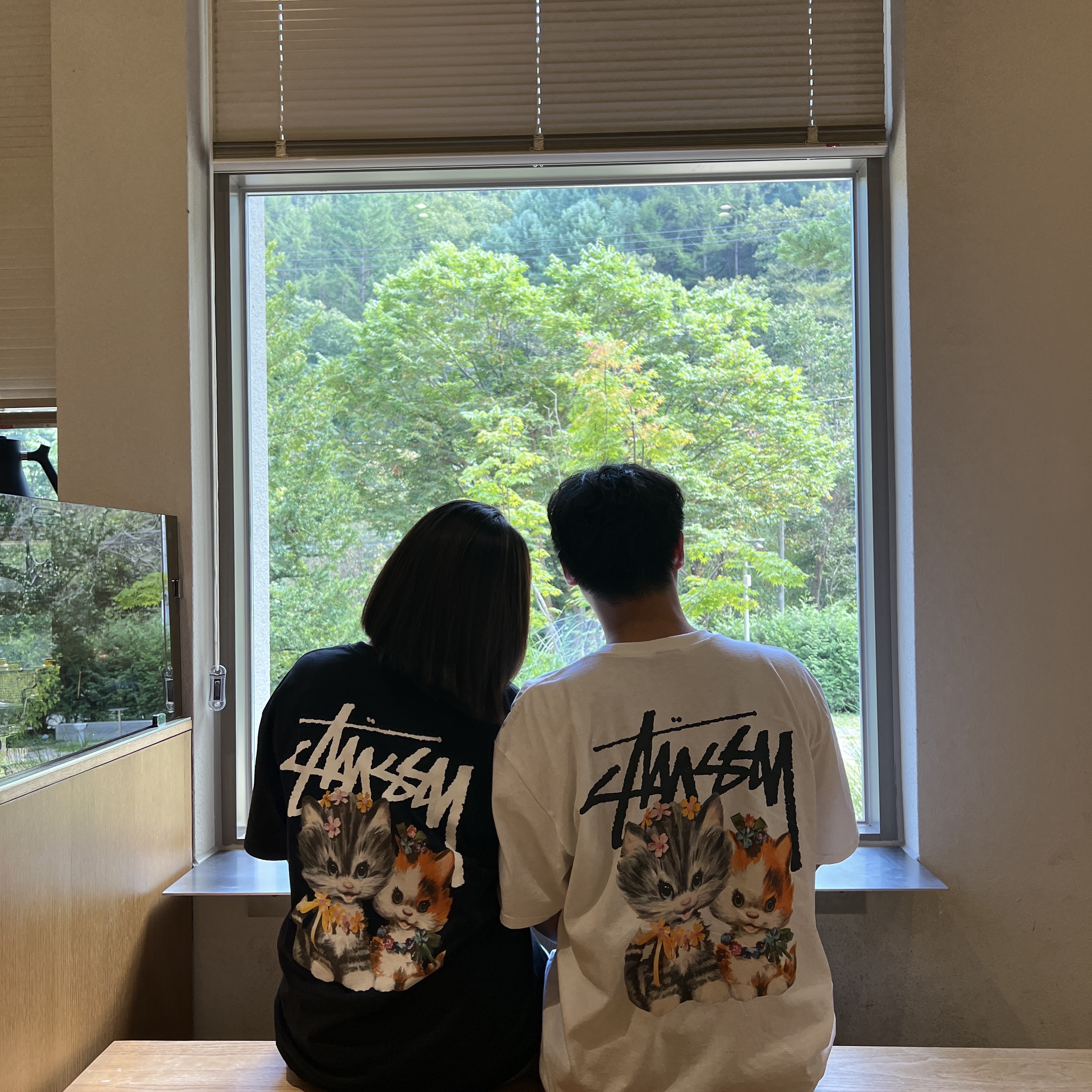 Stussy Kittens T-Shirt Black, Stussy Kittens T-Shirt White 착용 스타일