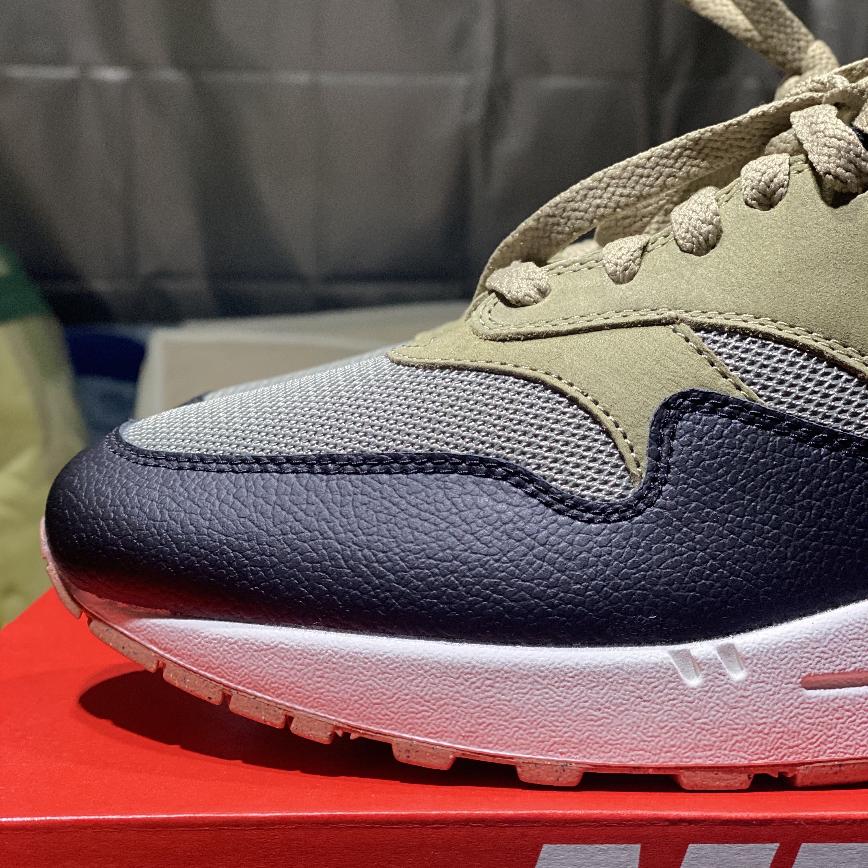 Nike Air Max 1 Neutral Olive and Black 착용 스타일 - 1