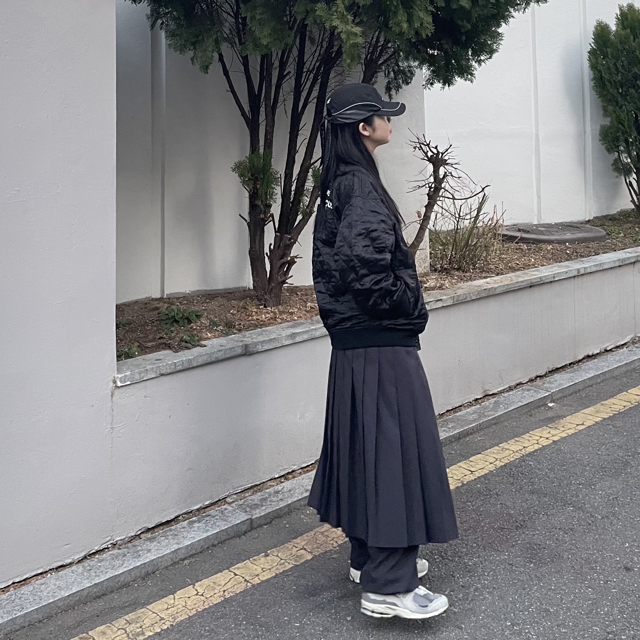 Asics x Kiko Kostadinov Novalis Ormosiancy Hat Obsidian Black, New Balance 2002R Protection Pack Rain Cloud 착용 스타일 - 1