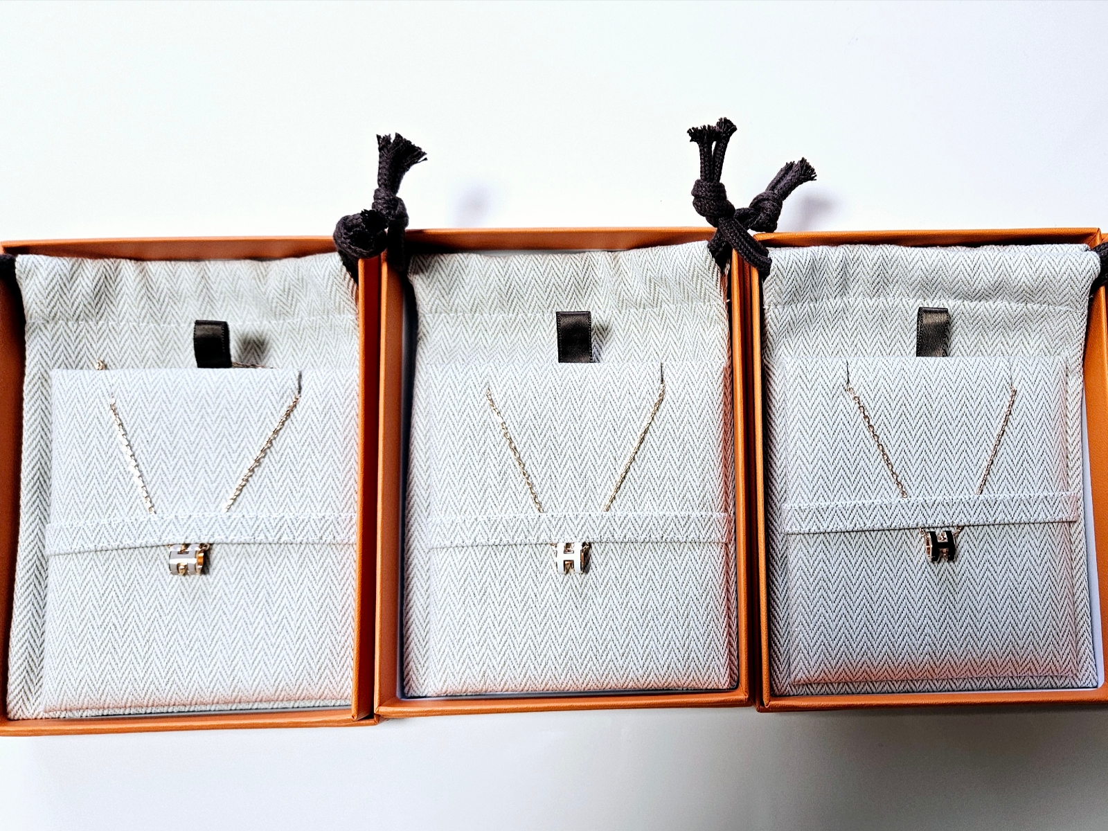 (W) Hermes Mini Pop H Pendant Rose Gold & Blanc 착용 스타일